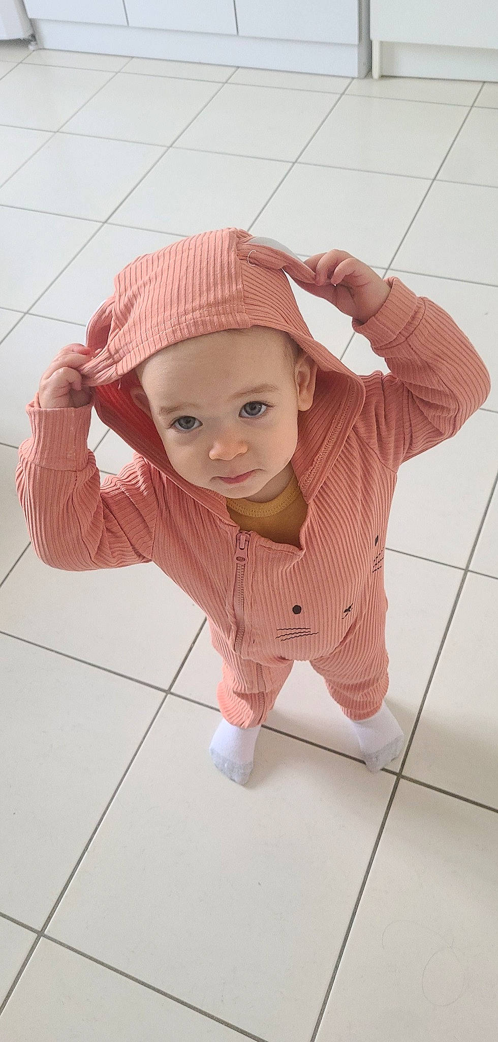Lena a rejoint le concours — aidez-le/la à gagner de superbes lots ! baby, baby_toddler_clothing, cap, cheek, child, chin, eye, fashion_accessory, flooring, head, headgear, headwear, hoodie, nose, outerwear, pattern, person, sitting, skin, sleeve