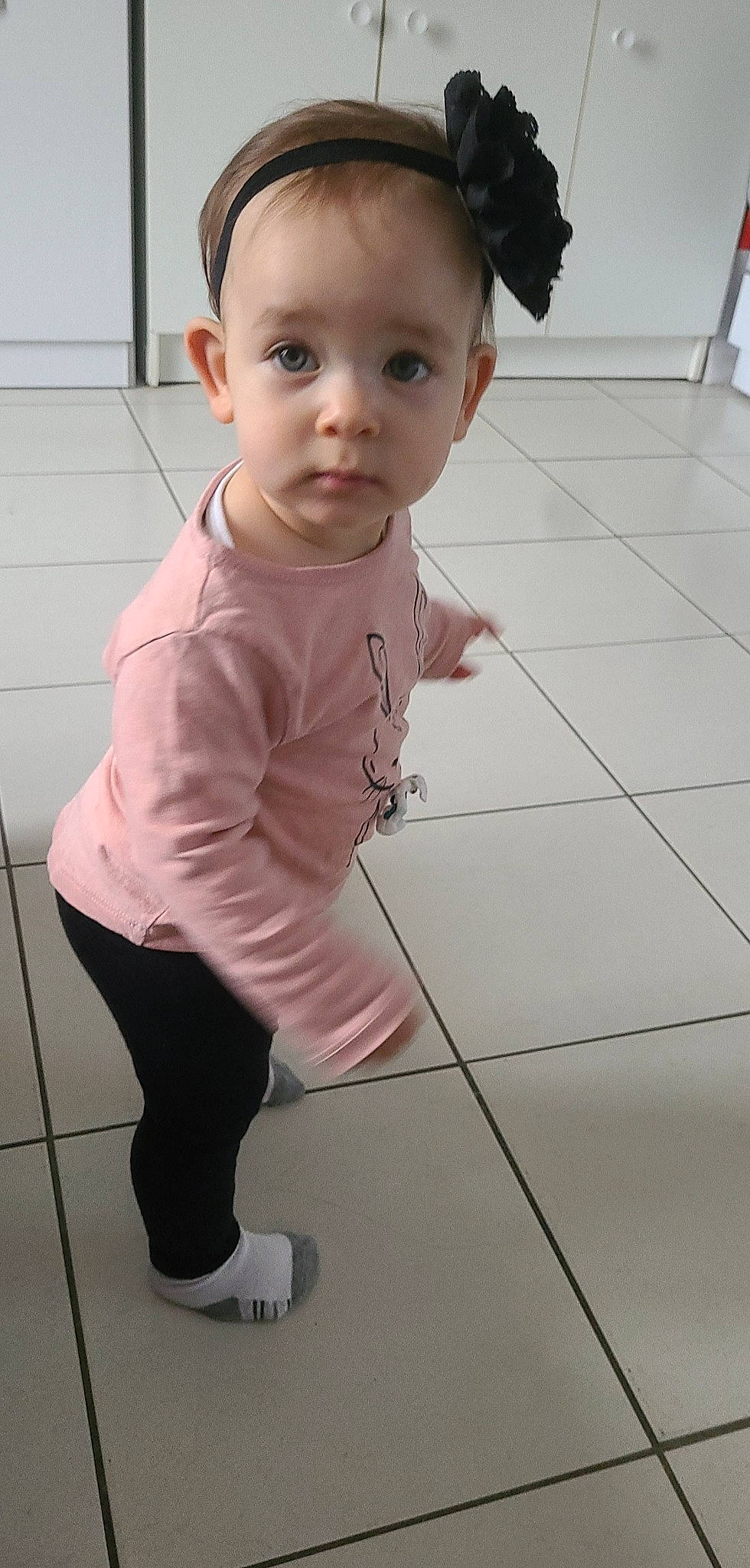 Lena a rejoint le concours — aidez-le/la à gagner de superbes lots ! arm, baby_toddler_clothing, cheek, chin, eye, face, flooring, hair, hand, head, joint, leg, lip, neck, nose, person, pink, skin, sleeve, waist