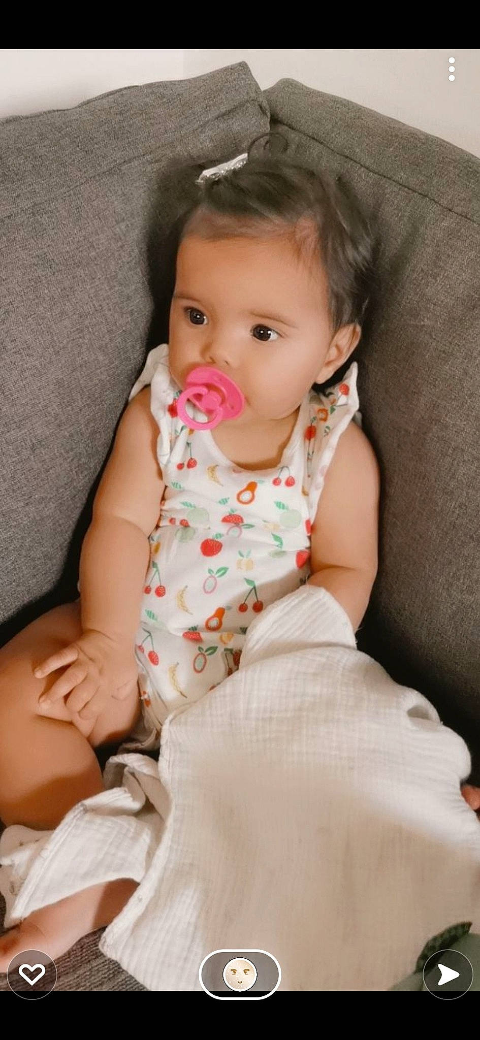 Lélya a rejoint le concours — aidez-le/la à gagner de superbes lots ! arm, baby, baby_toddler_clothing, cheek, chin, collar, comfort, face, finger, head, iris, lip, mouth, neck, nose, person, pink, skin, sleeve, textile