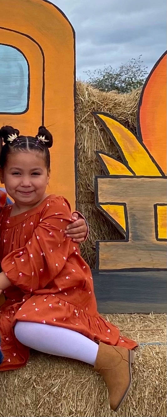 Arianna is registered to the contest to win money with this photo: art, cool, eyewear, facial_expression, fun, goggles, hair, hairstyle, happy, joy, leisure, orange, person, sitting, smile, snapshot, street_fashion, sunglasses, tints_and_shades, toddler