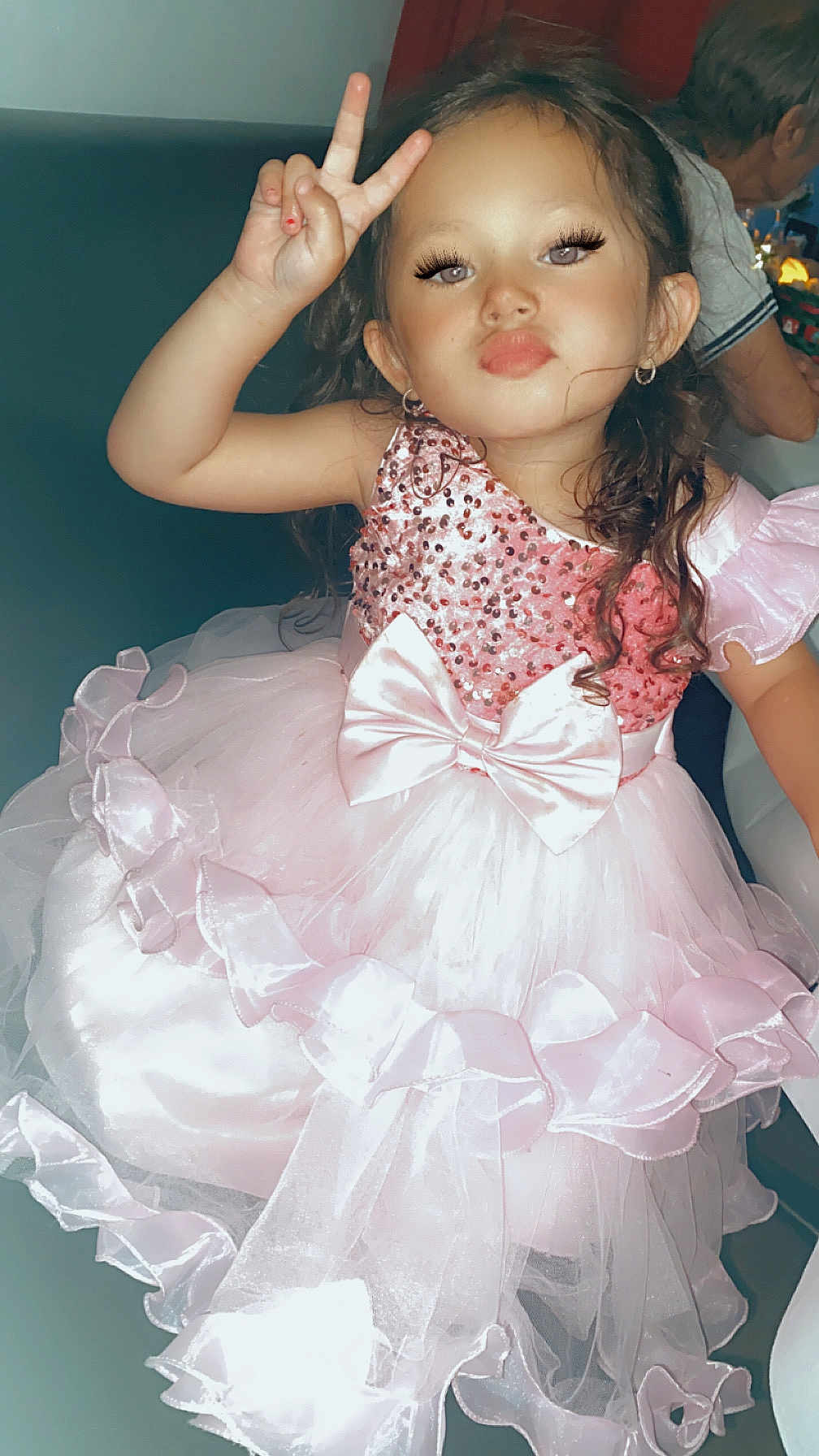 Keya a rejoint le concours — aidez-le/la à gagner de superbes lots ! child, girl, dress, pink, frilly, bows, pose, peace_sign, earrings, long_hair, curly_hair, indoor, portrait, smile, fashion, cute, person, young, celebration, fun