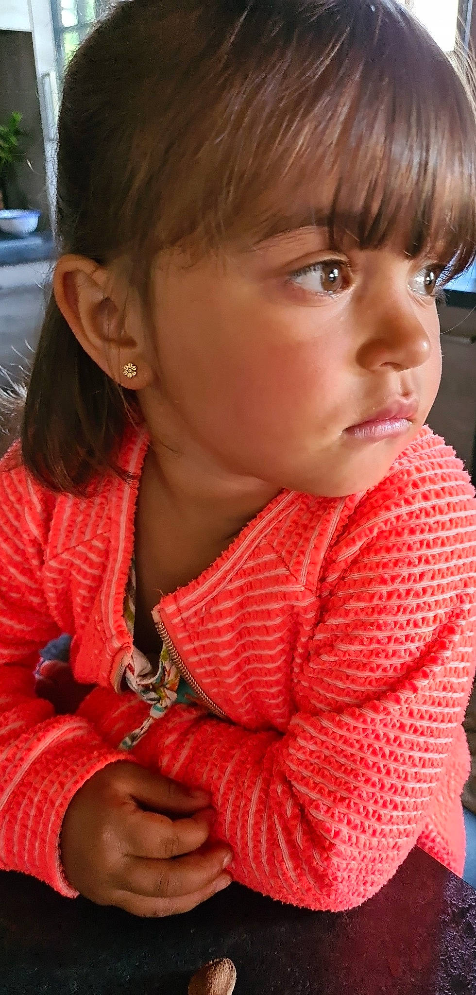 Kelly participe au concours pour gagner de l'argent avec cette photo : cheek, chin, eye, eyebrow, eyelash, facial_expression, forehead, hair, hairstyle, hand, iris, lip, neck, nose, organ, person, pink, shoulder, skin, sleeve