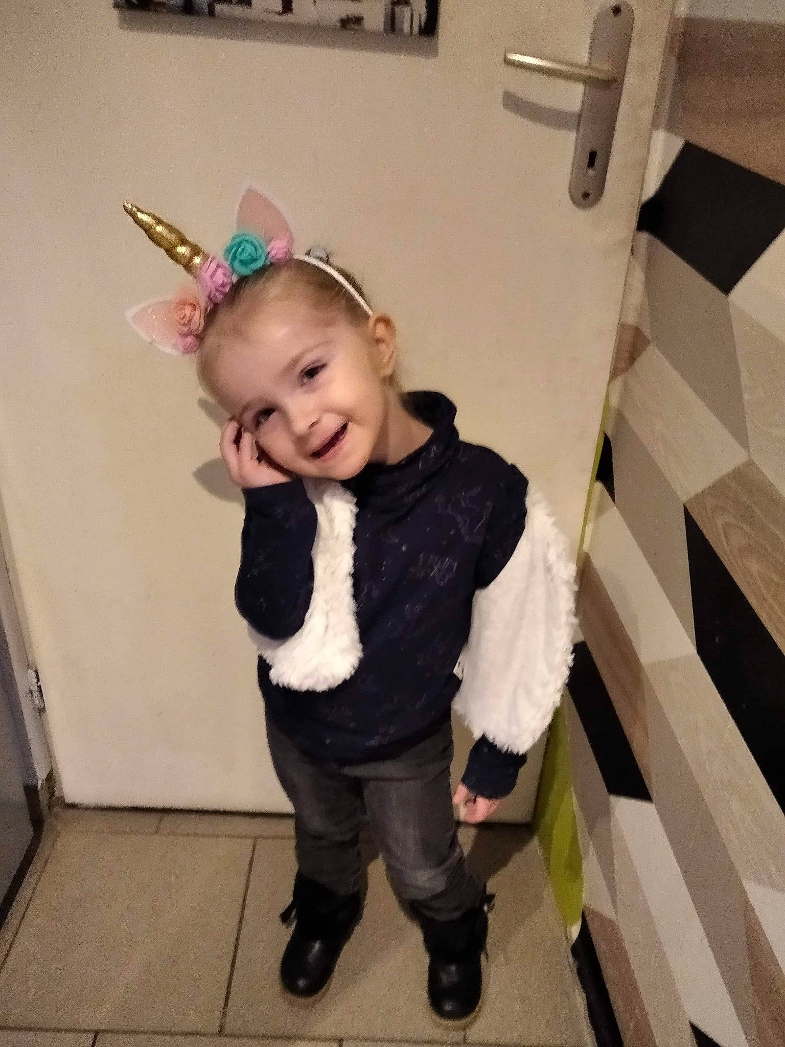 Melyana a rejoint le concours — aidez-le/la à gagner de superbes lots ! baby, baby_toddler_clothing, child, clothing, costume, costume_hat, face, facial_expression, fashion_accessory, flooring, fun, fur, happy, joy, leg, pattern, person, room, sleeve, smile