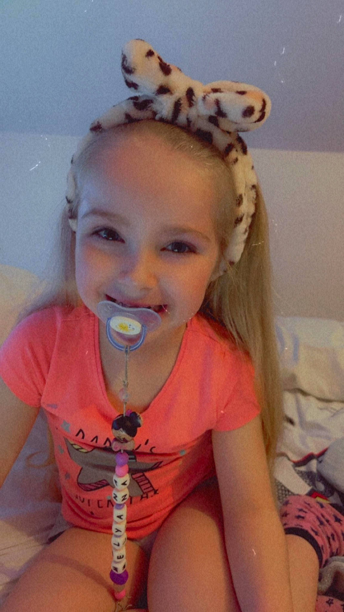 Melyana participe au concours pour gagner de l'argent avec cette photo : arm, child, cool, ear, electric_blue, event, eyebrow, eyelash, fashion_accessory, finger, fun, happy, headband, headpiece, iris, jewellery, joy, neck, party_supply, person