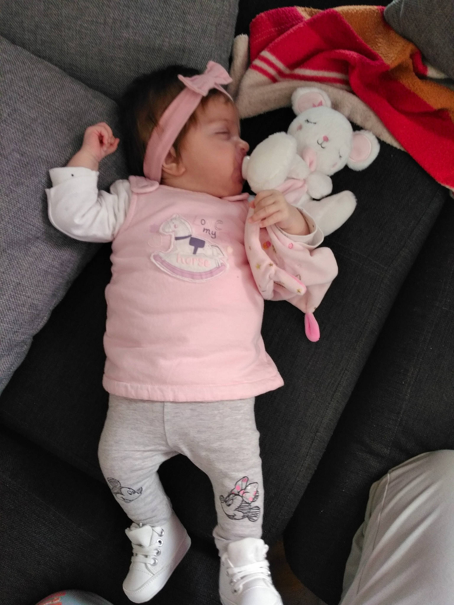 Melyana a rejoint le concours — aidez-le/la à gagner de superbes lots ! baby, baby_products, baby_toddler_clothing, cheek, child, comfort, fashion_accessory, fur, human_body, human_leg, linens, magenta, pattern, person, pink, sitting, sleeve, sock, textile, thigh