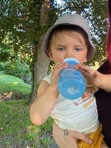 Mahlonn participe au concours pour gagner de l'argent avec cette photo : baby_bottle, bottle, child, drink, drinking, drinkware, electric_blue, fun, grass, happy, leisure, liquid_bubble, people_in_nature, person, plant, plastic_bottle, skin, toddler, tree, water