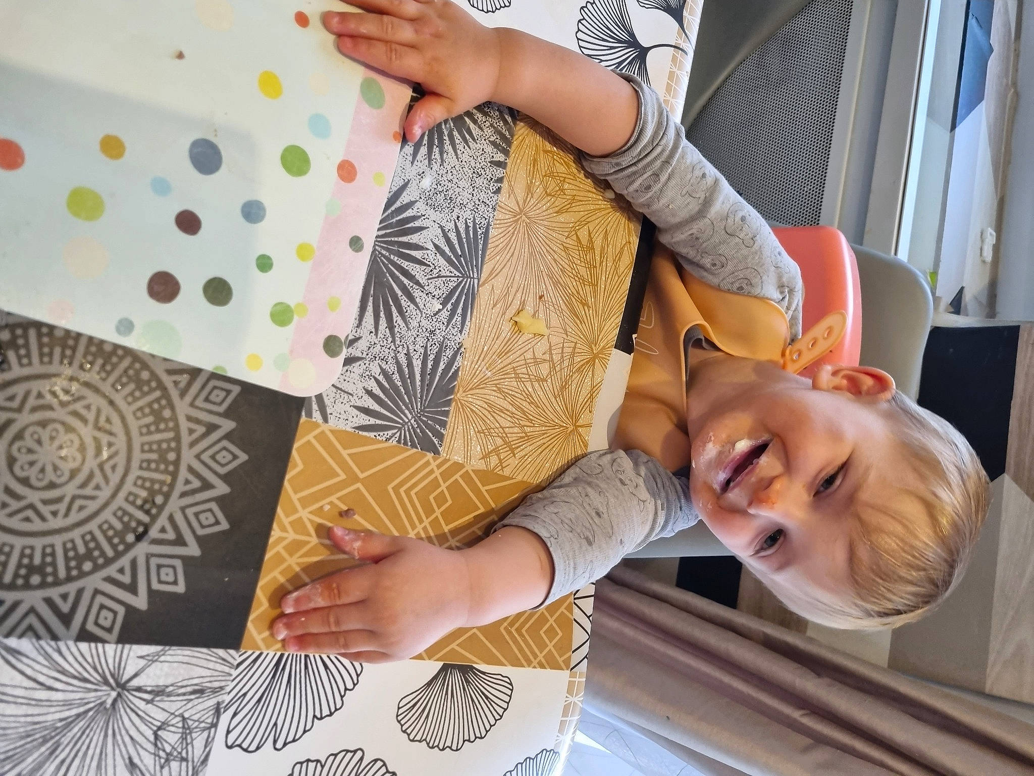 Mahlonn a rejoint le concours — aidez-le/la à gagner de superbes lots ! art, child, event, eyewear, fun, hand, happy, hat, joy, leisure, linens, pattern, person, plant, room, smile, sunglasses, textile, toddler, tree