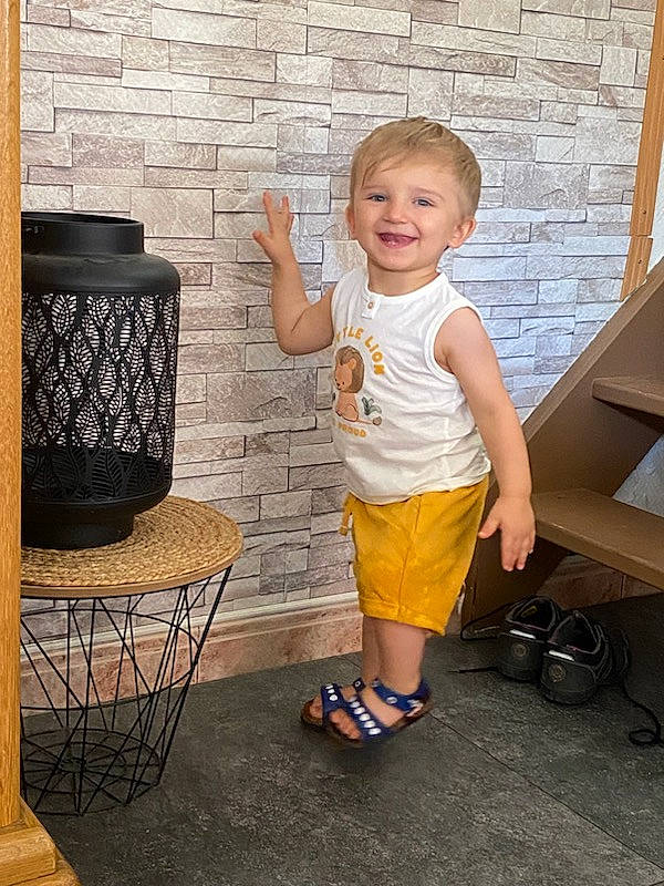 Mahlonn a rejoint le concours — aidez-le/la à gagner de superbes lots ! baby_toddler_clothing, bag, child, flooring, fun, happy, home_accessories, human_leg, joy, luggage_and_bags, person, play, room, sandal, shorts, sitting, smile, standing, t_shirt, table