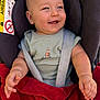 Matéo a rejoint le concours — aidez-le/la à gagner de superbes lots ! baby, smiling, car_seat, blanket, child, happy, infant, clothing, seatbelt, cute, portrait, skin, face, hands, red_blanket, blue_eyes, sitting, indoor, protection, safety