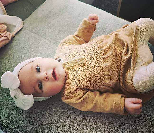 Lana a rejoint le concours — aidez-le/la à gagner de superbes lots ! baby, baby_toddler_clothing, cheek, child, comfort, finger, flooring, foot, gesture, headwear, human_body, human_leg, joint, leg, nail, person, skin, sleeve, thumb, toddler