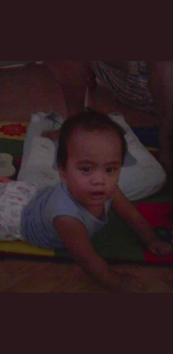 Uraeva a rejoint le concours — aidez-le/la à gagner de superbes lots ! baby, baby_toddler_clothing, cheek, child, comfort, darkness, ear, elbow, flooring, fun, hardwood, iris, night, nose, person, room, sitting, t_shirt, toddler, wood