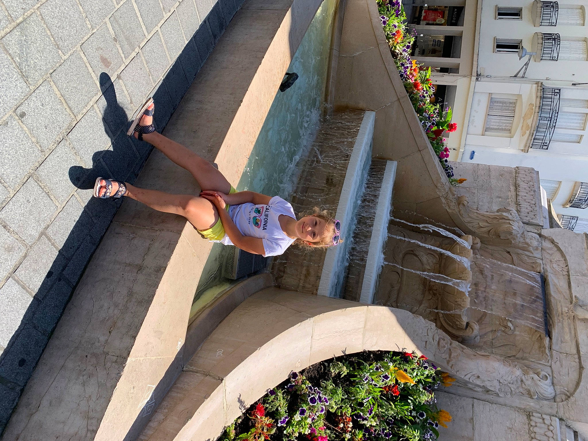 Giulia a rejoint le concours — aidez-le/la à gagner de superbes lots ! adventure, building, concrete, facade, fun, handrail, happy, human_leg, joy, leisure, people, person, plant, recreation, shorts, stairs, t_shirt, thigh, tourism, vacation