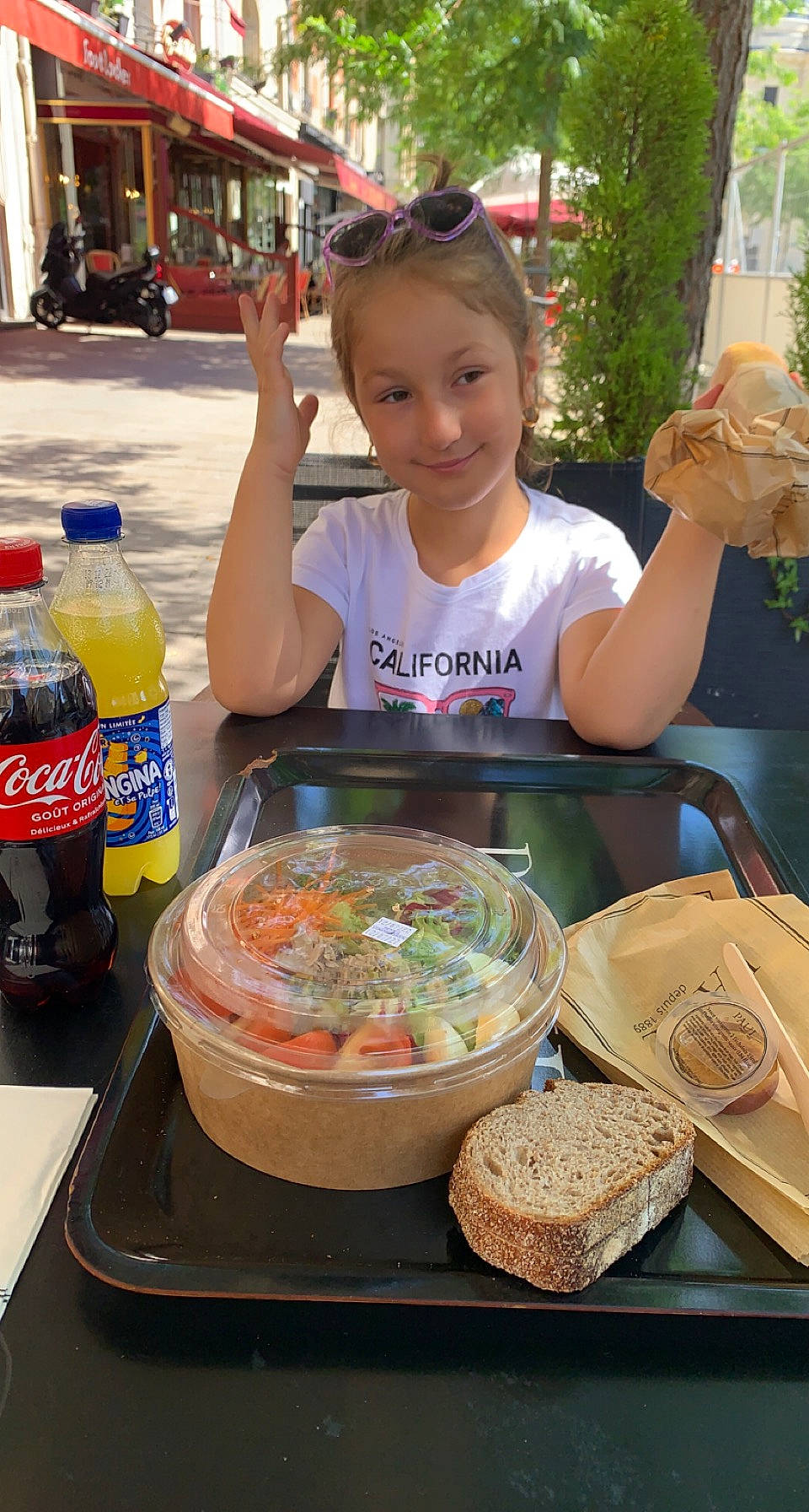 Giulia participe au concours pour gagner de l'argent avec cette photo : bottle, bowl, carbonated_soft_drinks, comfort_food, cooking, cookware_and_bakeware, cuisine, dish, dishware, food, ingredient, joy, person, plastic_bottle, plate, recipe, smile, soft_drink, stew, t_shirt