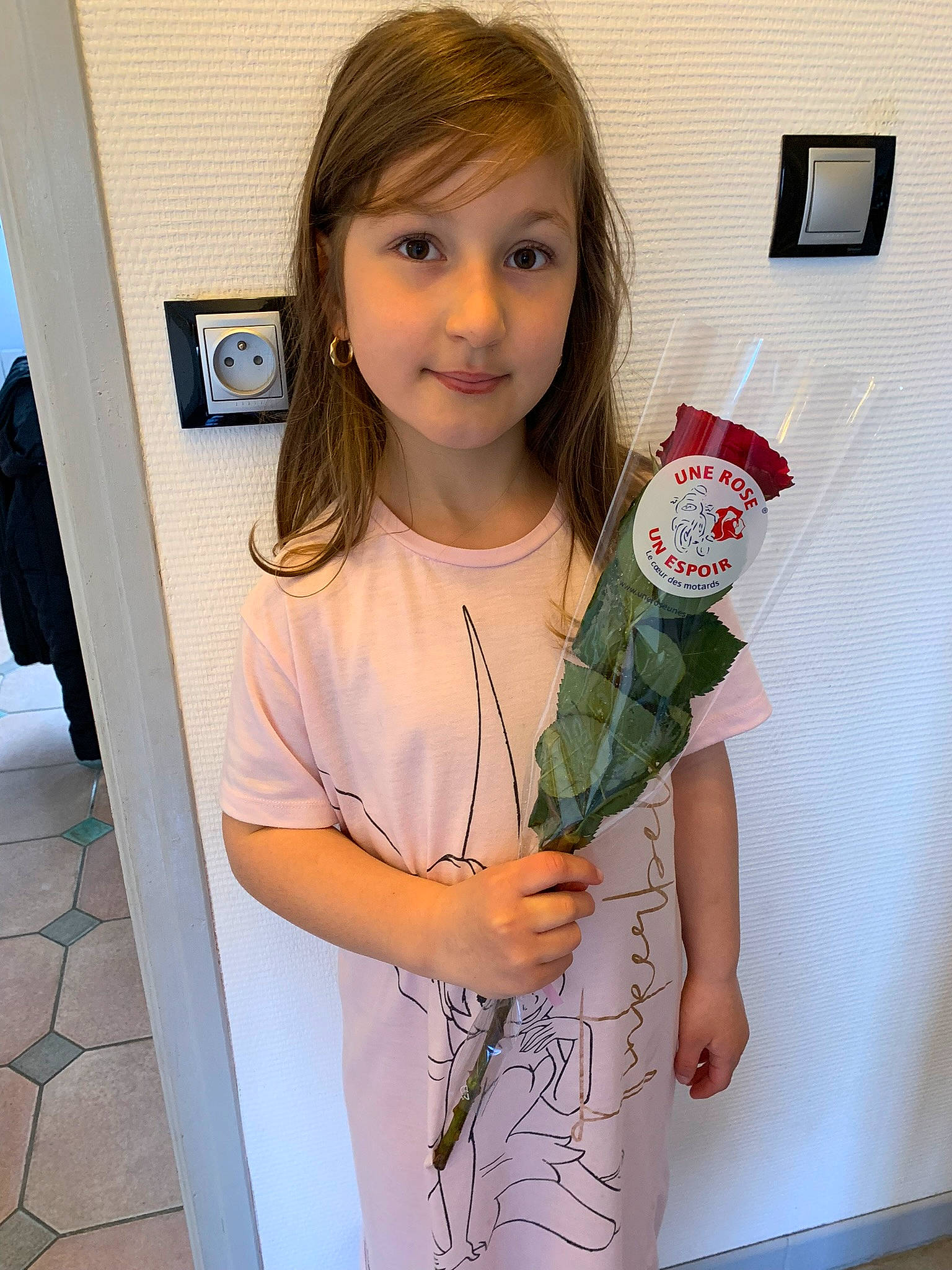 Giulia a rejoint le concours — aidez-le/la à gagner de superbes lots ! child, cool, drink, drinkware, facial_expression, finger, fun, gesture, hair, hand, happy, joy, material_property, person, shoulder, skin, sleeve, smile, standing, t_shirt