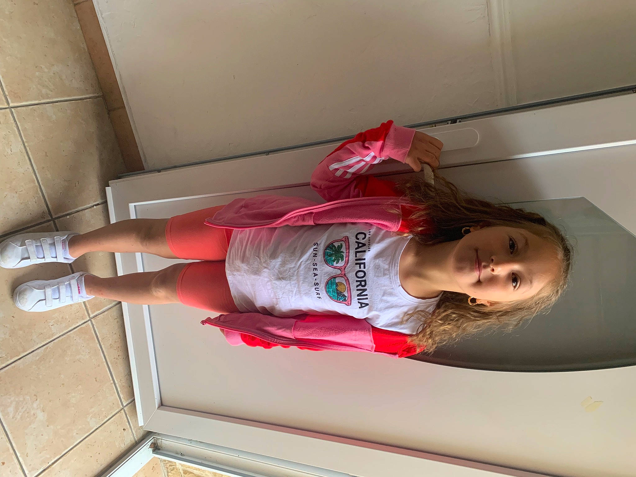 Giulia a rejoint le concours — aidez-le/la à gagner de superbes lots ! child, comfort, elbow, flesh, floor, flooring, foot, fun, human_leg, joy, knee, magenta, person, room, sandal, shorts, sportswear, t_shirt, thigh, toddler