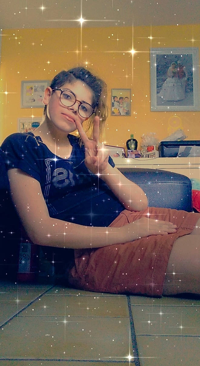 Chimene participe au concours pour gagner de l'argent avec cette photo : bathing, fun, glasses, leg, leisure, person, photography, room, sitting, smile, water