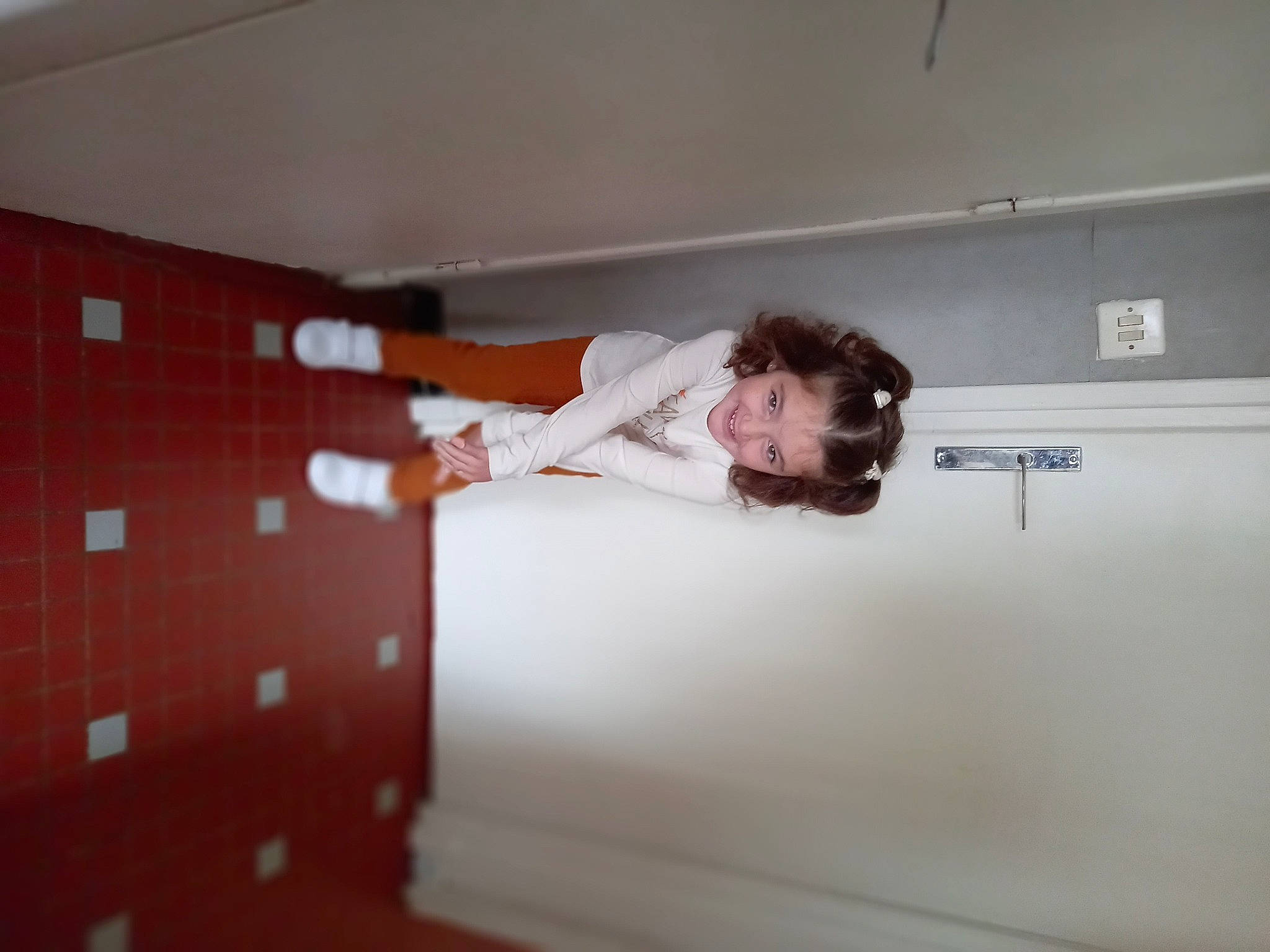 Romy participe au concours pour gagner de l'argent avec cette photo : bed, ceiling, comfort, elbow, flesh, flooring, fun, hardwood, house, human_leg, joy, knee, person, plaster, room, stairs, wood