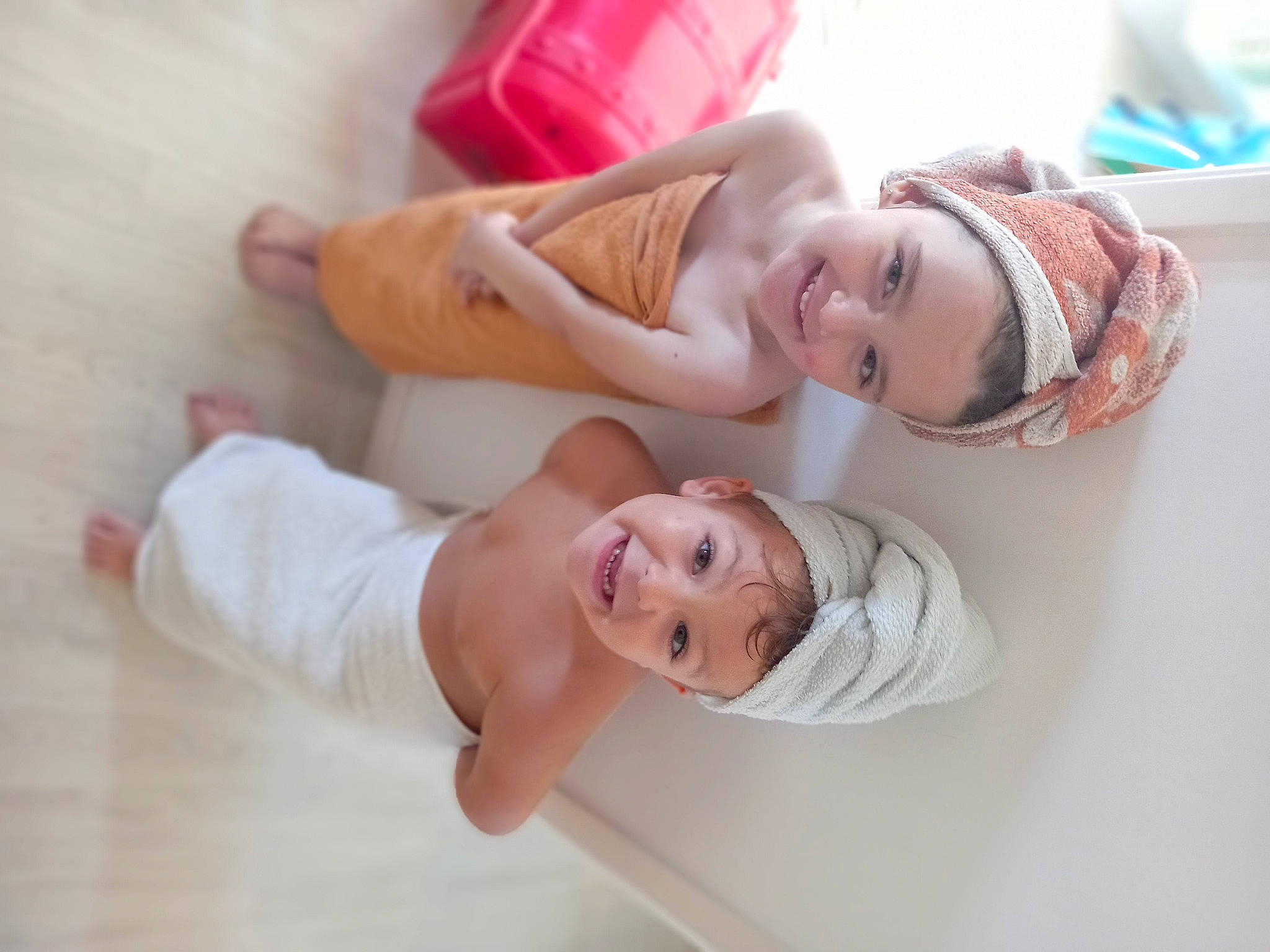 Romy a rejoint le concours — aidez-le/la à gagner de superbes lots ! abdomen, baby, baby_toddler_clothing, chest, child, comfort, elbow, eyelash, facial_expression, finger, flooring, happy, human_leg, joy, linens, neck, person, room, skin, smile