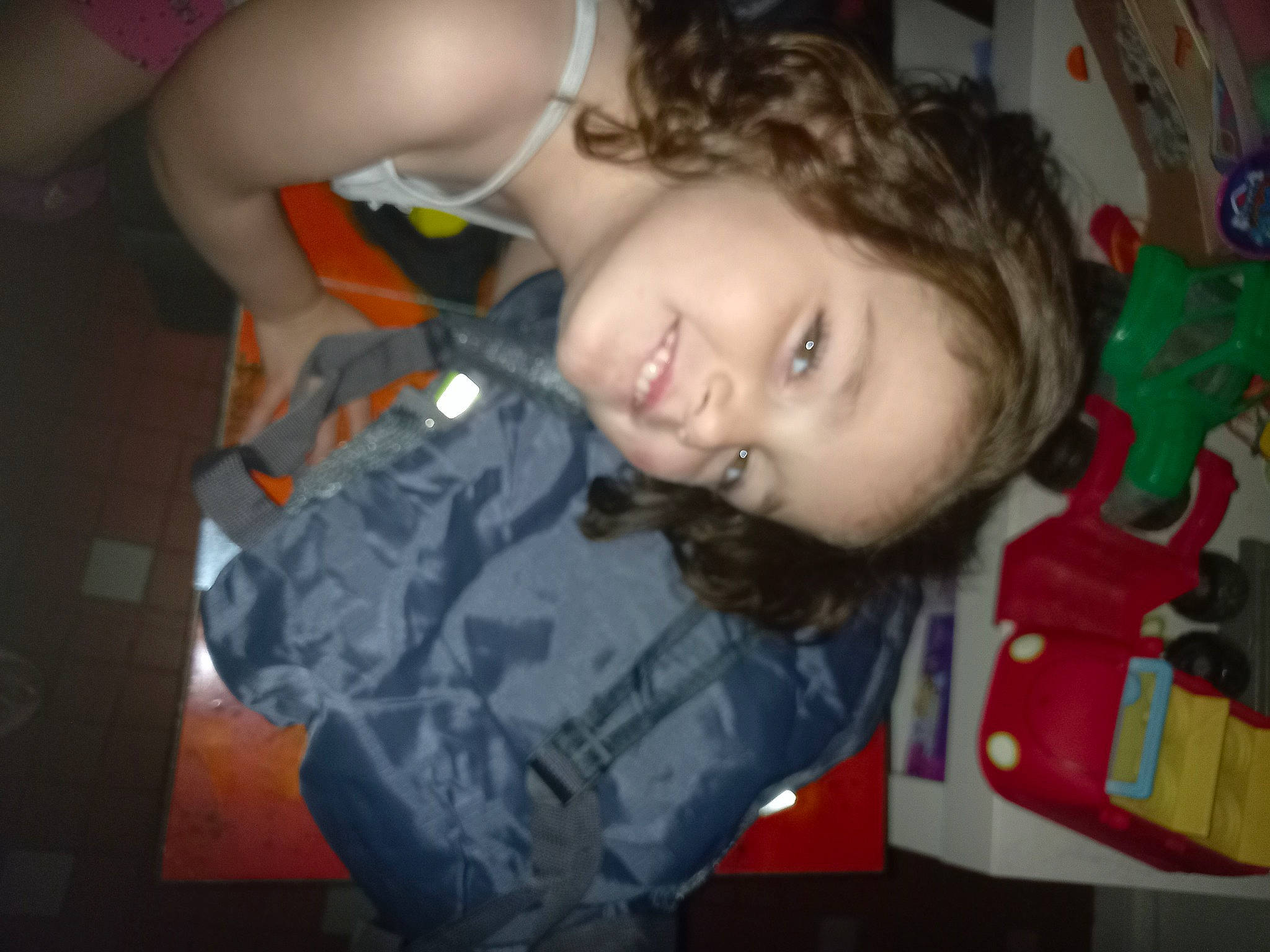 Romy a rejoint le concours — aidez-le/la à gagner de superbes lots ! cheek, child, chin, ear, eyebrow, fun, happy, human_body, iris, joy, mouth, nose, party, person, play, room, sitting, smile, space, t_shirt