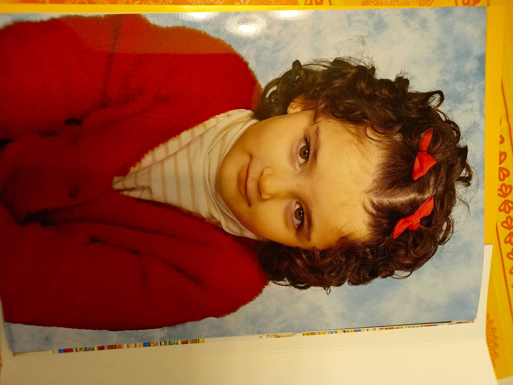 Romy participe au concours pour gagner de l'argent avec cette photo : art, cheek, child, comfort, eyebrow, eyelash, illustration, paint, painting, pattern, person, portrait, rectangle, room, textile, vintage_clothing, visual_arts