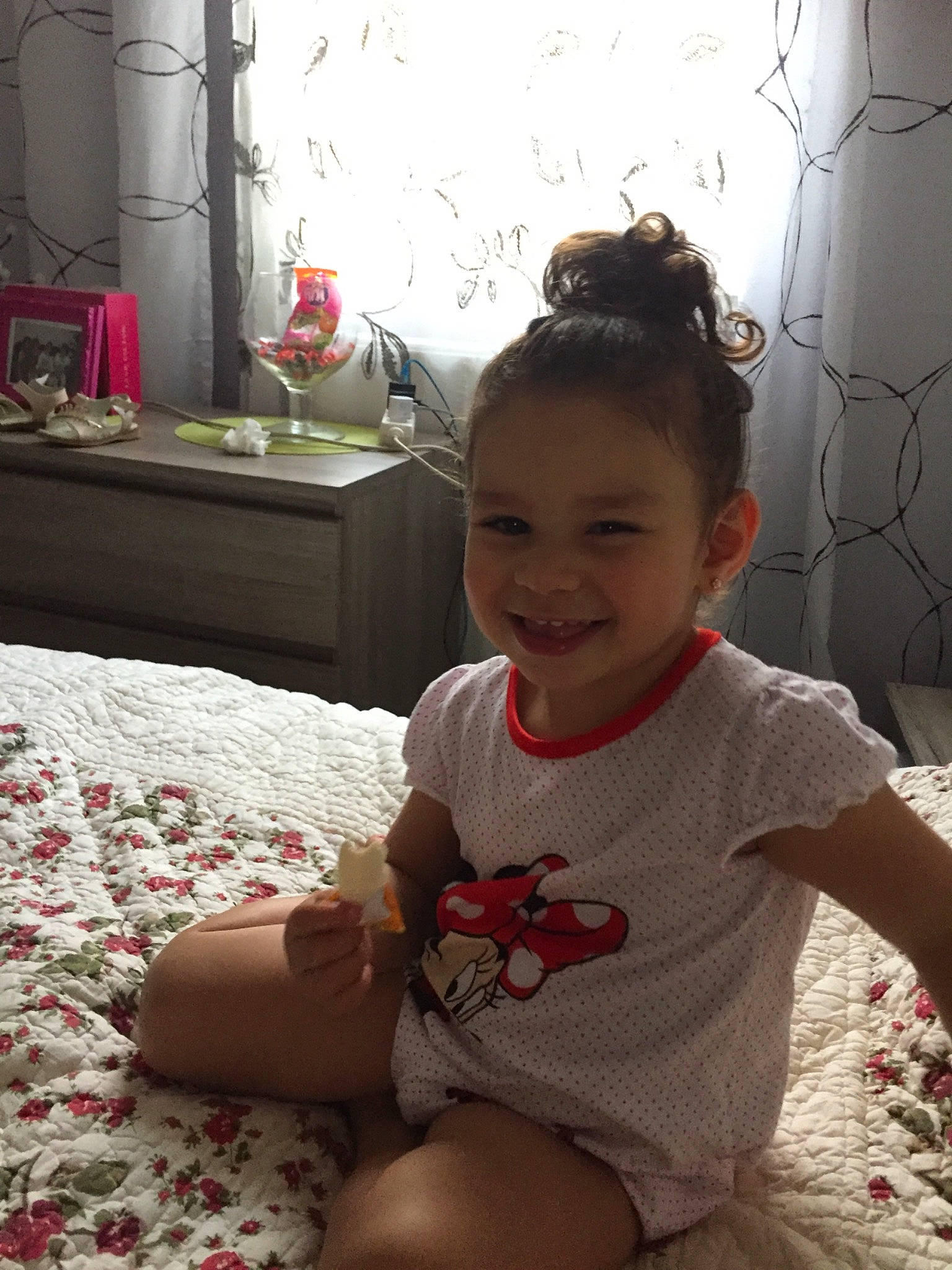 Dalia participe au concours pour gagner de l'argent avec cette photo : baby, cheek, child, daughter, face, floor, fun, head, joy, leg, person, play, room, sitting, skin, smile, snapshot, toddler, vacation