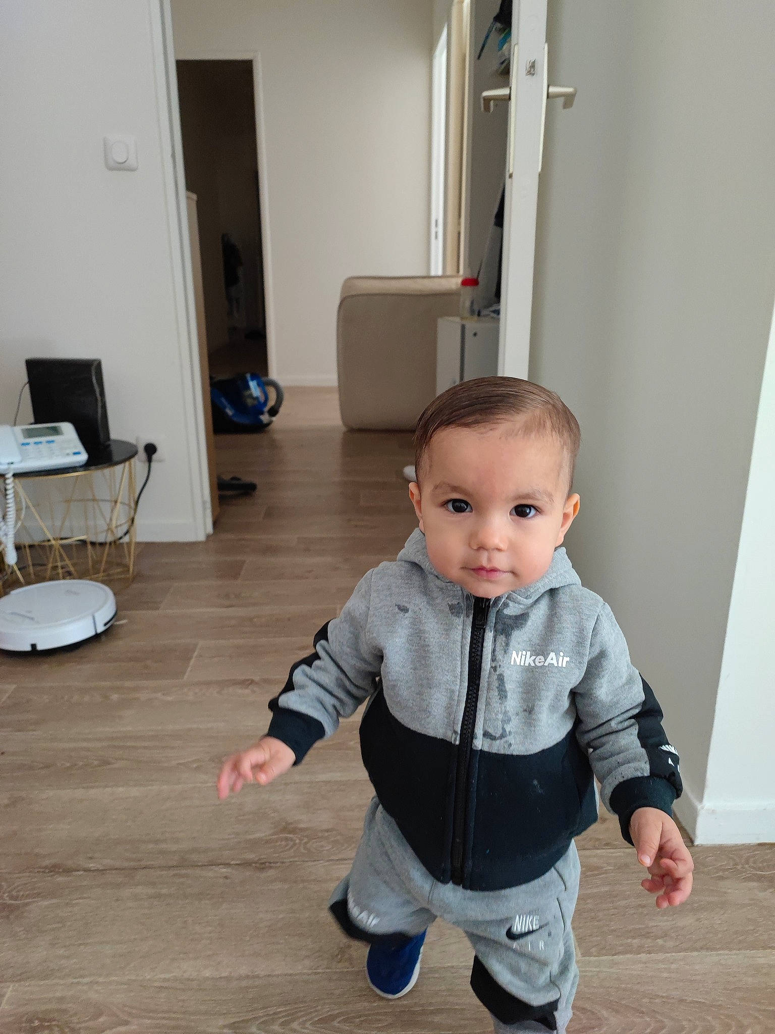 Malone a rejoint le concours — aidez-le/la à gagner de superbes lots ! baby, baby_toddler_clothing, child, cleanliness, fashion_design, floor, flooring, fun, hairstyle, happy, hardwood, joint, pattern, person, room, sitting, sleeve, toddler, varnish, wood