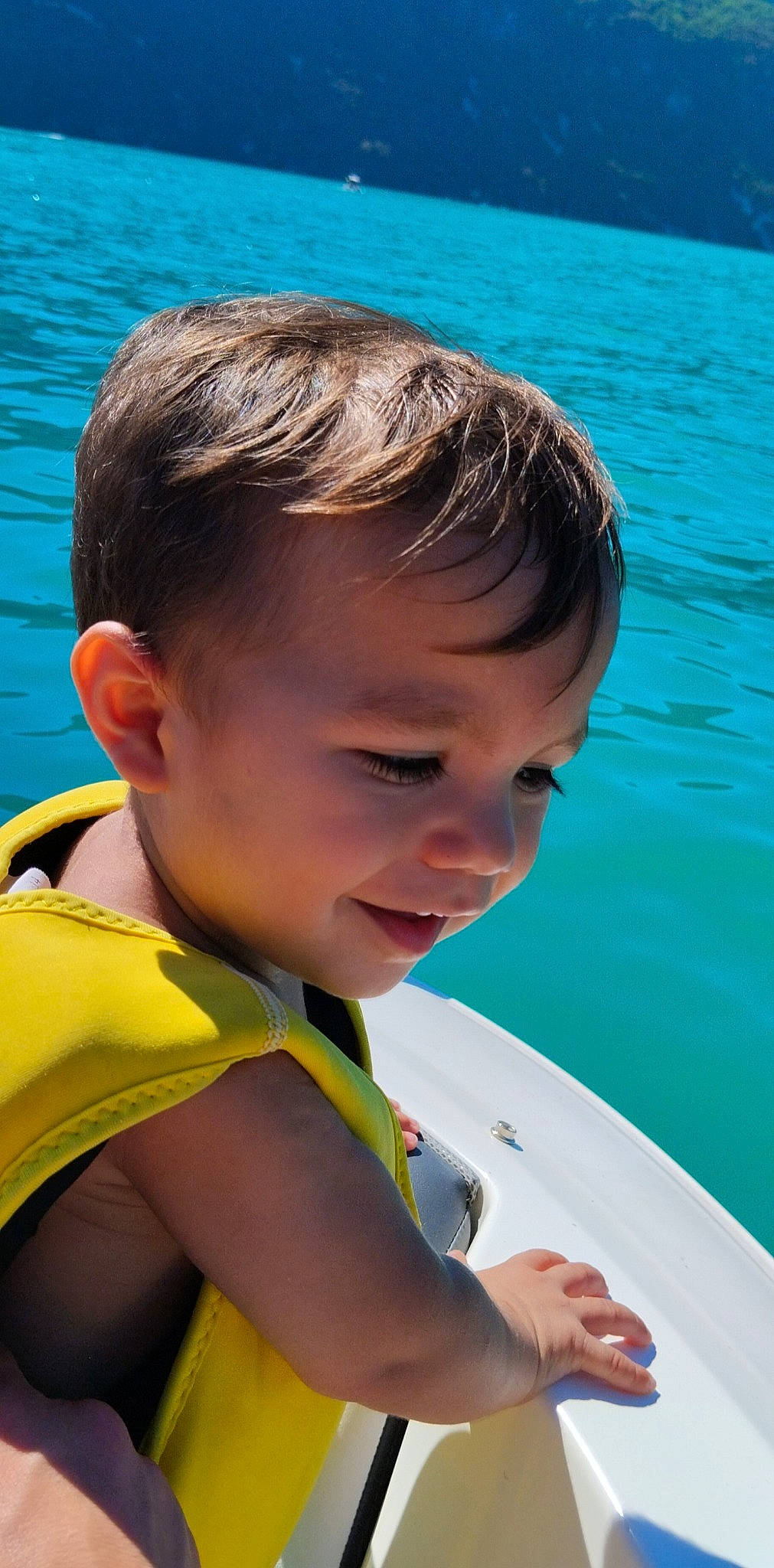 Malone a rejoint le concours — aidez-le/la à gagner de superbes lots ! blue, boat, chin, eye, face, facial_expression, fun, happy, lake, leisure, lifejacket, light, neck, nose, person, recreation, skin, smile, summer, toddler