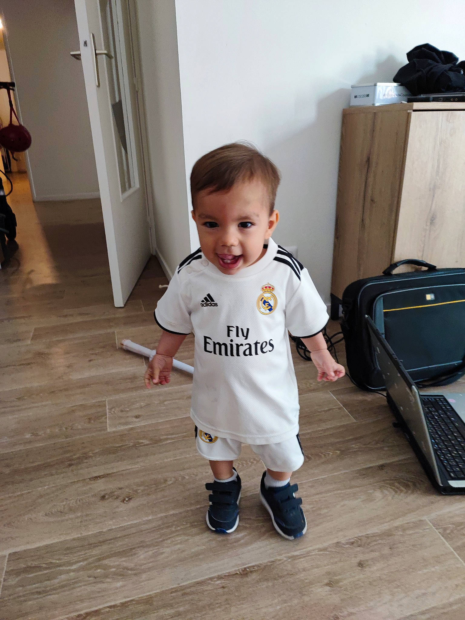 Malone participe au concours pour gagner de l'argent avec cette photo : baby, baby_toddler_clothing, backpack, bag, child, computer_keyboard, floor, flooring, hardwood, input_device, joint, laminate_flooring, luggage_and_bags, office_supplies, peripheral, person, sleeve, standing, toddler, varnish