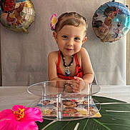 Katalëya participe au concours pour gagner de l'argent avec cette photo : child, girl, flower, table, balloon, moana, smile, necklace, hair, tropical, leaf, decoration, party, birthday, portrait, cute, indoor, celebration, happy, background