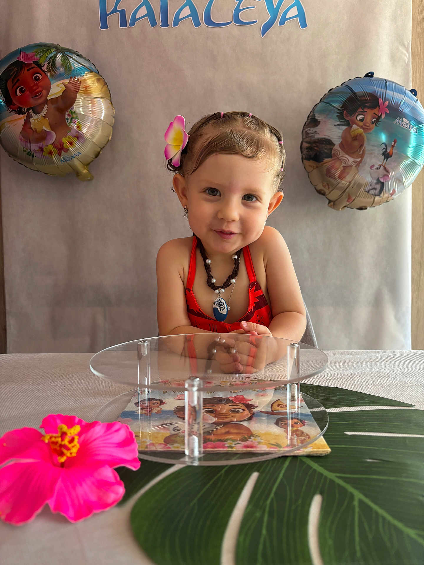 Katalëya participe au concours pour gagner de l'argent avec cette photo : child, girl, flower, table, balloon, moana, smile, necklace, hair, tropical, leaf, decoration, party, birthday, portrait, cute, indoor, celebration, happy, background