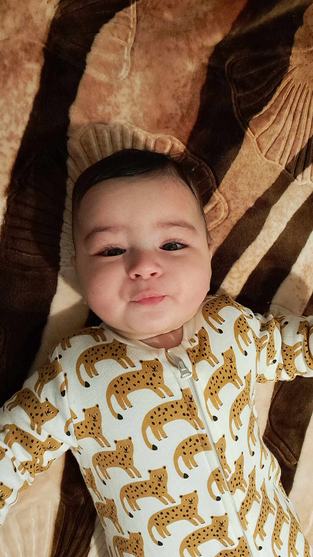 Talel participe au concours pour gagner de l'argent avec cette photo : baby, beige, blanket, brown, child, clothing, cute, face, happy, indoor, infant, leopard_print, lying_down, onesie, pattern, portrait, pout, sleepwear, soft_texture, young