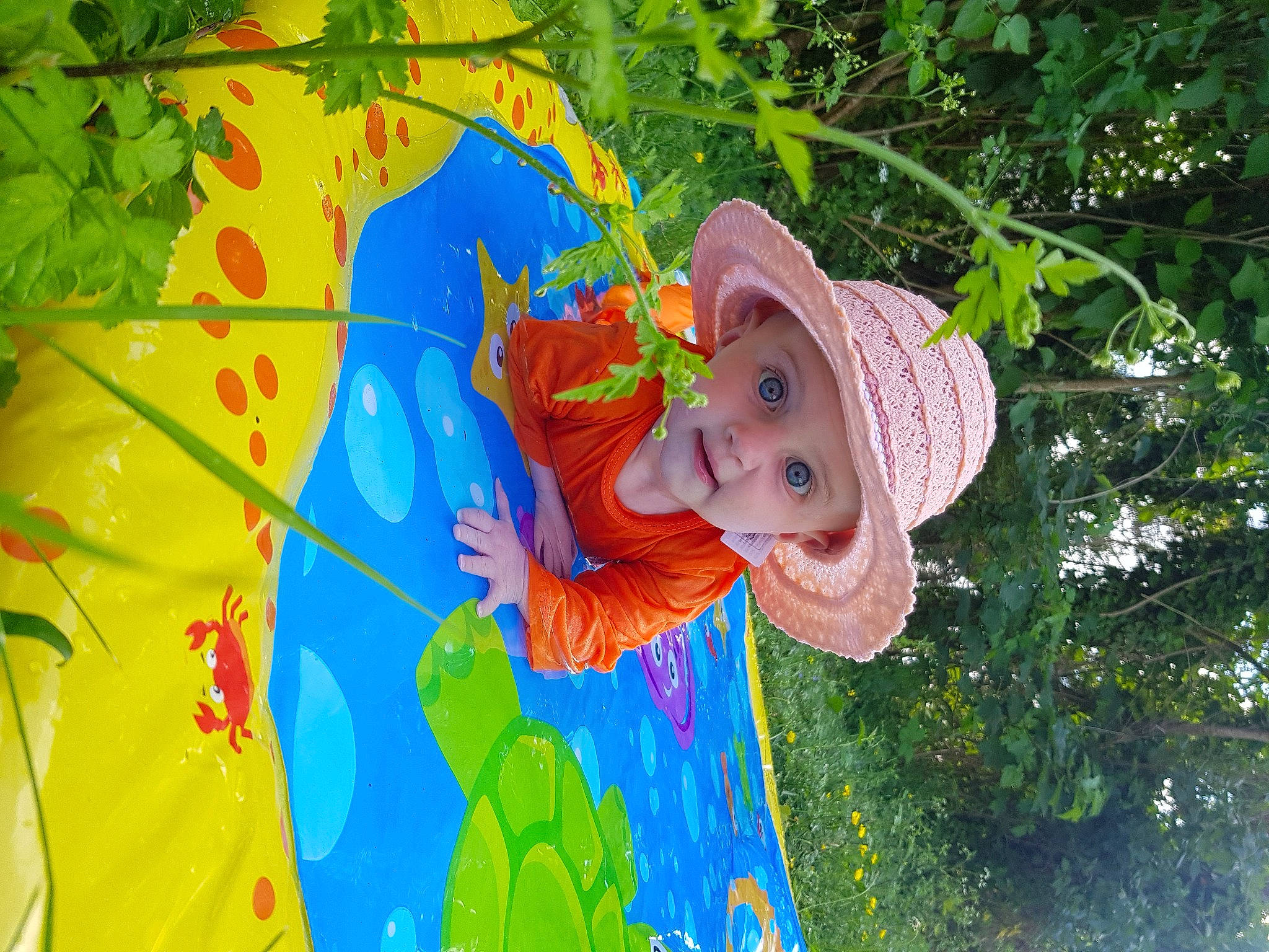 Lola participe au concours pour gagner de l'argent avec cette photo : art, child, event, fashion_accessory, fedora, fun, grass, happy, hat, headwear, leaf, leisure, natural_environment, organism, people_in_nature, person, plant, smile, spring, sun_hat