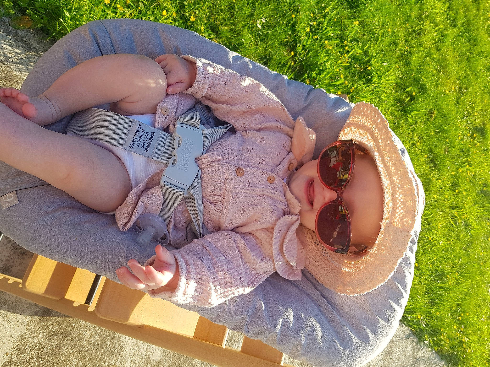 Lola a rejoint le concours — aidez-le/la à gagner de superbes lots ! baby, chest, elbow, finger, fun, grass, hand, happy, headwear, leisure, people_in_nature, person, pink, plant, recreation, summer, thigh, toddler, toy, tree
