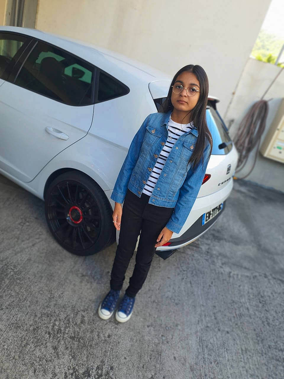 Aliya participe au concours pour gagner de l'argent avec cette photo : alloy_wheel, auto_part, automotive_design, automotive_exterior, automotive_lighting, automotive_tire, automotive_wheel_system, bumper, car, electric_blue, fender, hood, hubcap, motor_vehicle, person, personal_luxury_car, rim, tire, vehicle, vehicle_door