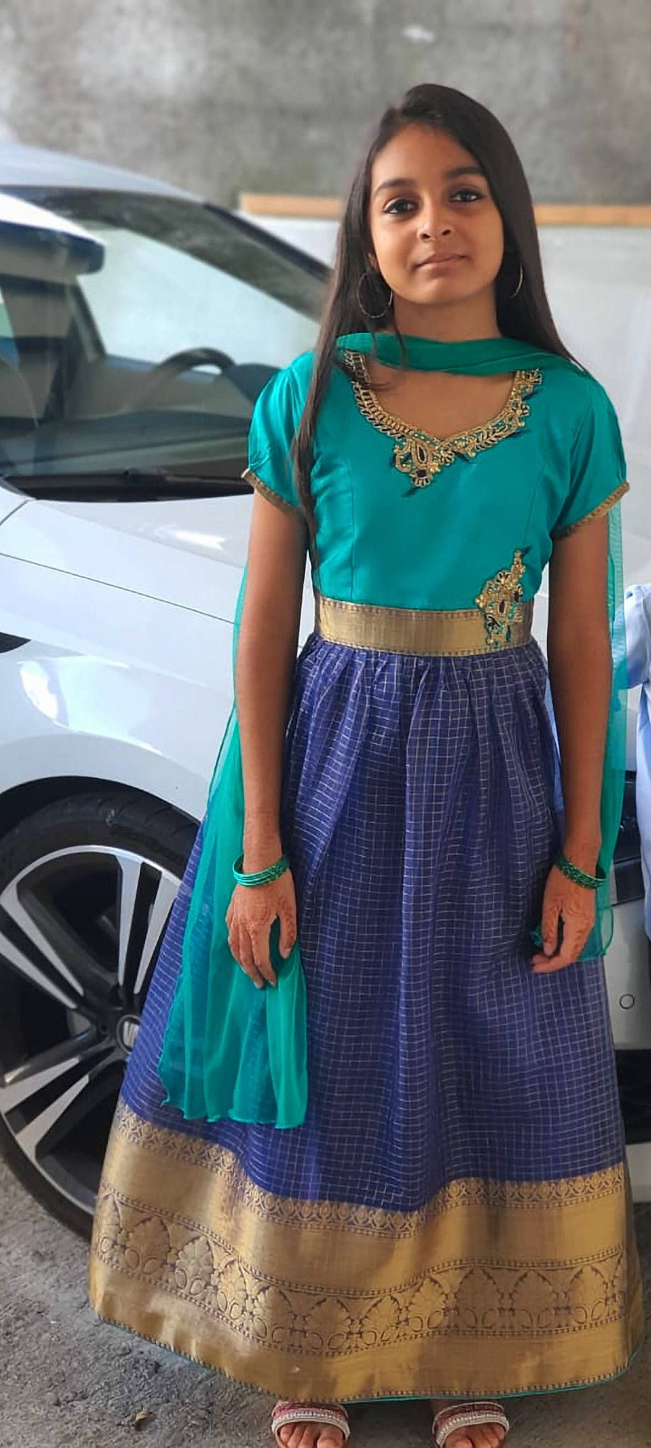 Aliya a rejoint le concours — aidez-le/la à gagner de superbes lots ! azure, blue, car, day_dress, dress, electric_blue, fashion, fashion_design, formal_wear, joy, leg, neck, outerwear, person, sleeve, style, textile, thigh, trunk, vehicle_door