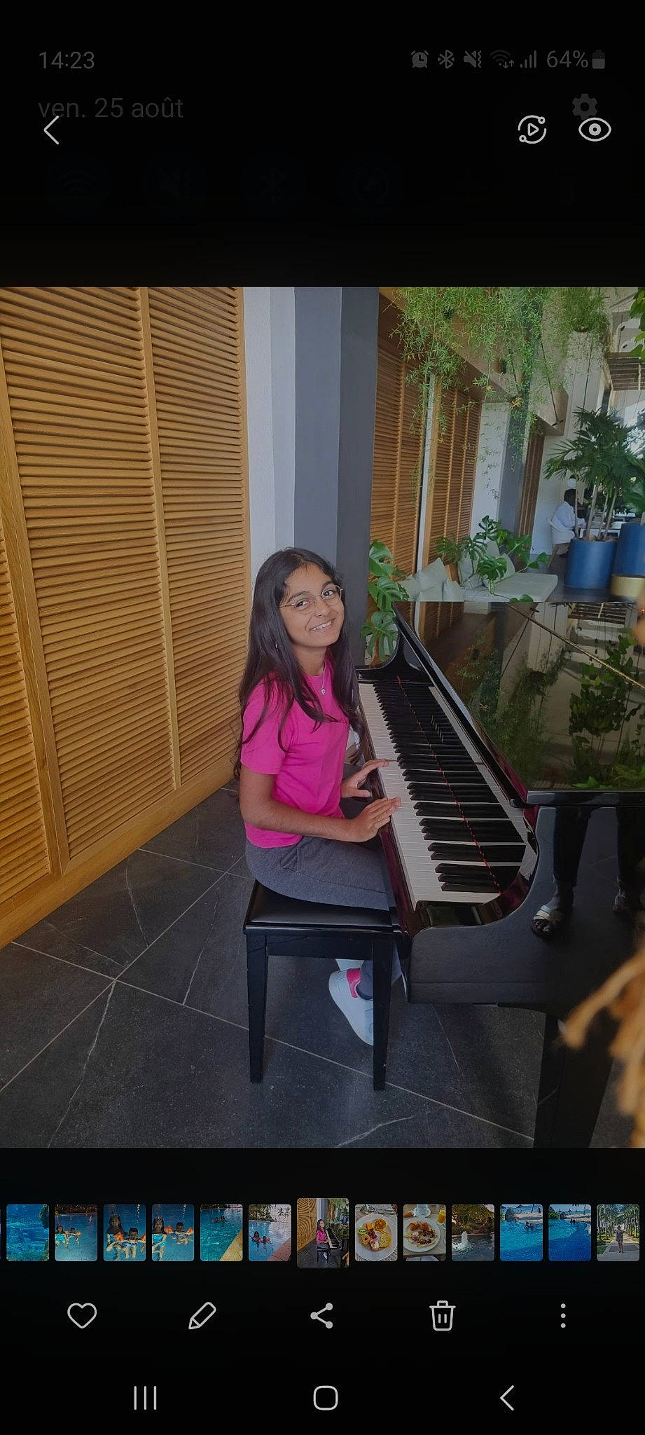 Aliya a rejoint le concours — aidez-le/la à gagner de superbes lots ! couch, digital_piano, electric_piano, electronic_instrument, electronic_musical_instrument, houseplant, joy, keyboard, keyboard_player, music, musical_instrument, musical_instrument_accessory, musical_keyboard, musician, organist, person, pianist, piano, plant, recital