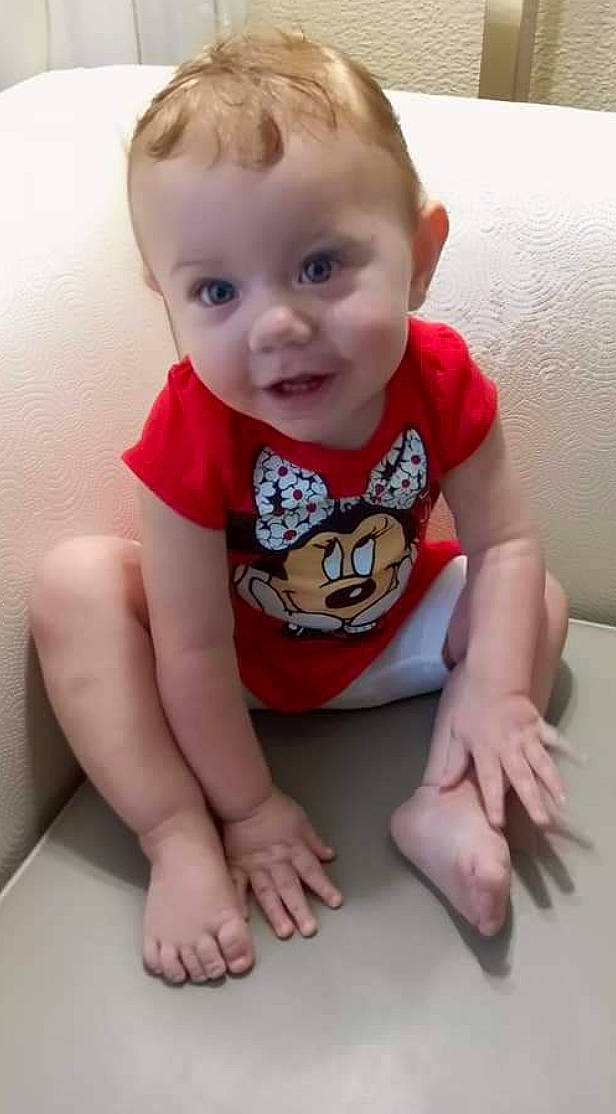 Arianna is registered to the contest to win money with this photo: baby, baby_toddler_clothing, cheek, child, eye, finger, happy, head, human_body, human_leg, iris, joint, knee, lip, nose, person, skin, sleeve, t_shirt, toddler