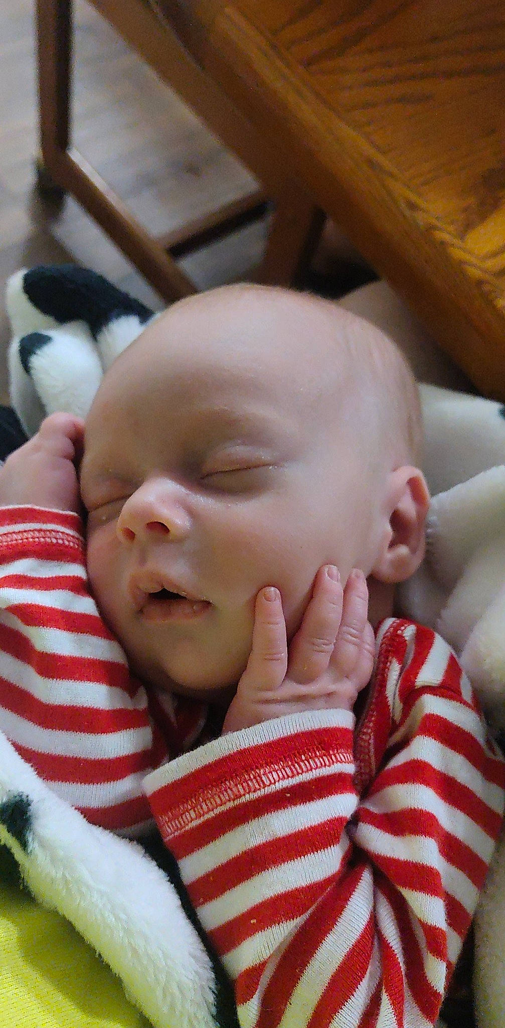 Maison is registered to the contest to win money with this photo: baby, cheek, chin, comfort, ear, eye, eyebrow, face, facial_expression, finger, forehead, gesture, hand, happy, head, lip, mouth, nose, organ, person