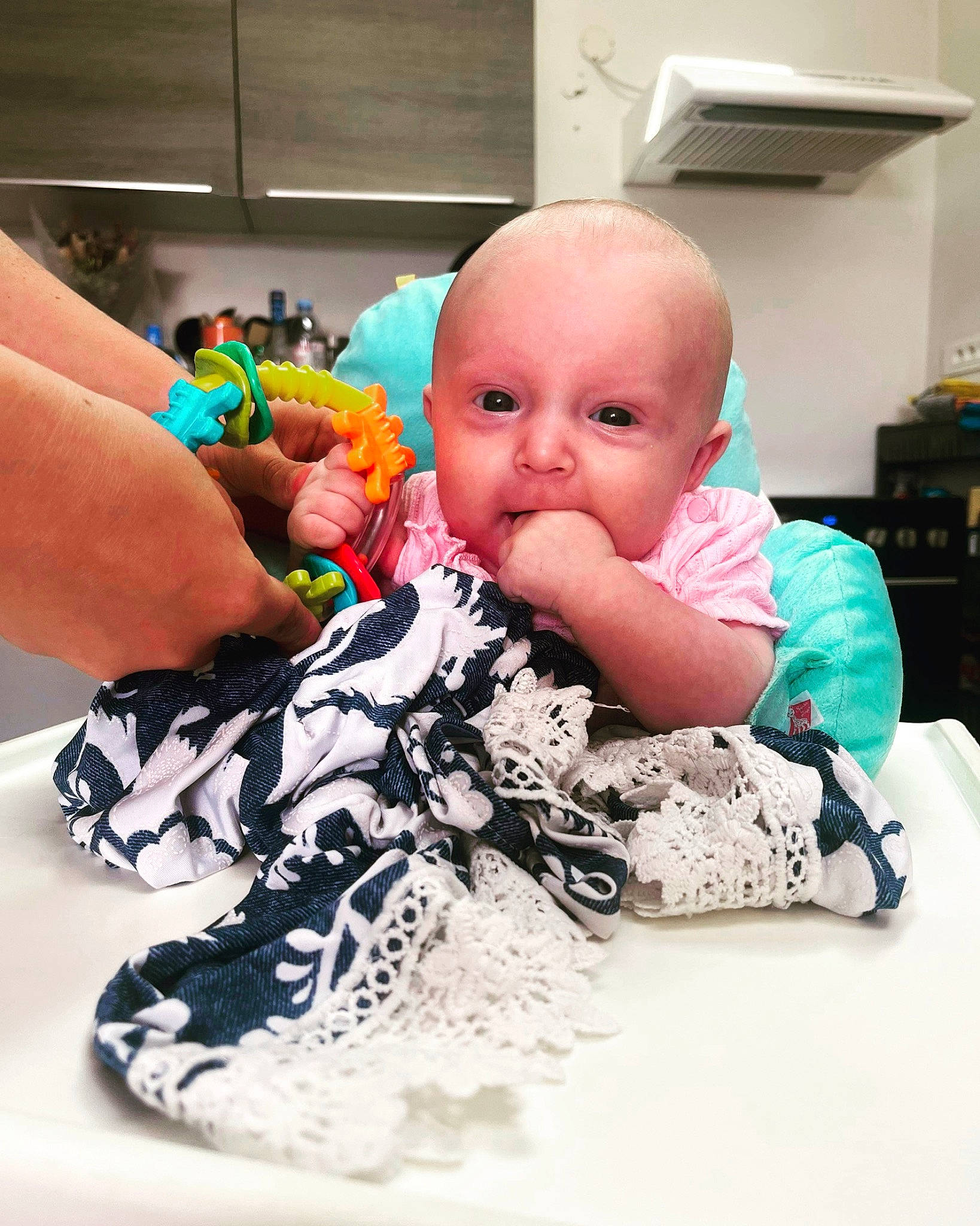 Lya a rejoint le concours — aidez-le/la à gagner de superbes lots ! baby, baby_toddler_clothing, carmine, child, comfort, fashion_accessory, finger, flooring, foot, fun, happy, human_leg, person, play, room, sitting, textile, thigh, thumb, toddler