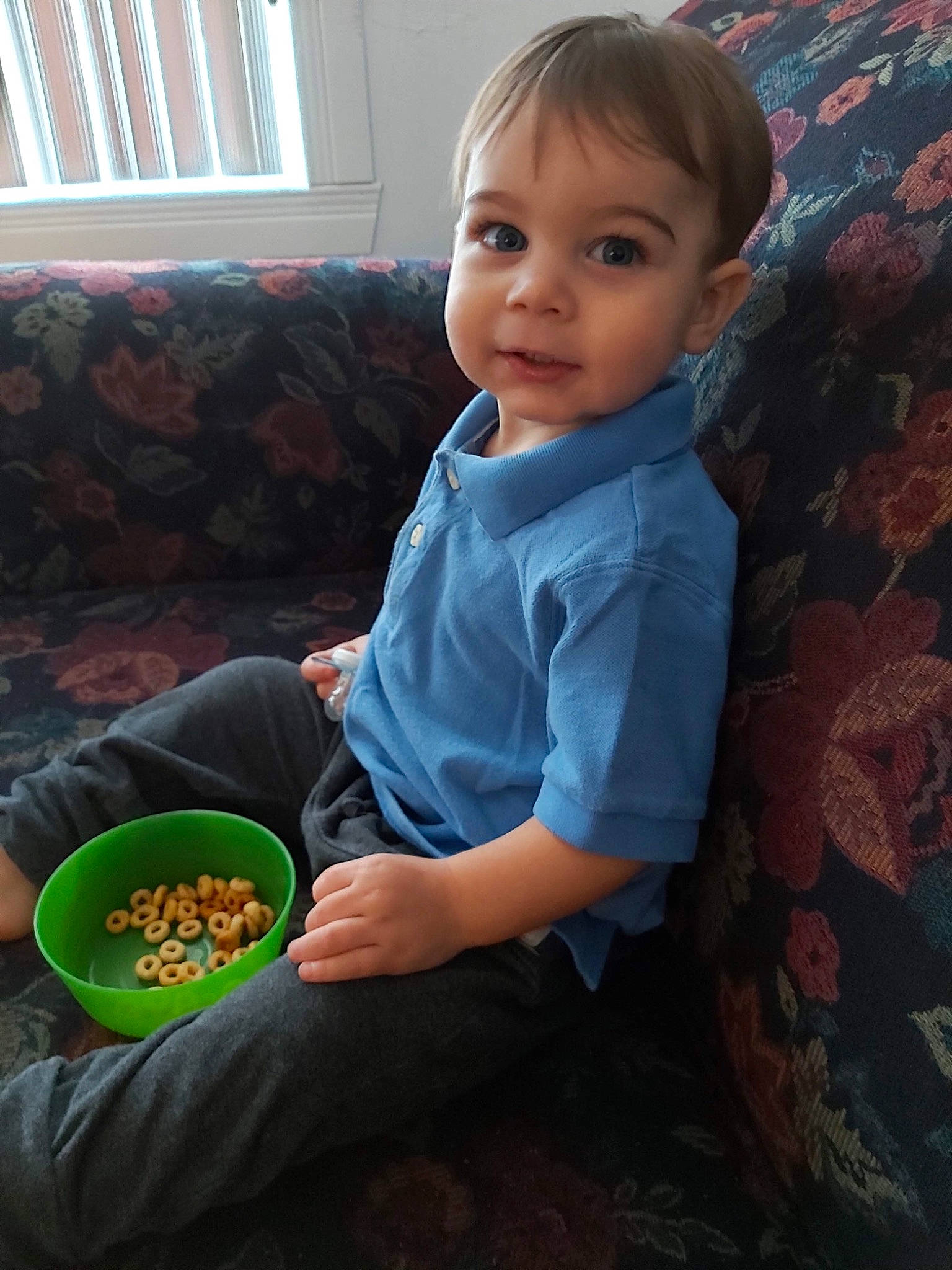 Izak participe au concours pour gagner de l'argent avec cette photo : arm, baby_toddler_clothing, child, cool, couch, eye, facial_expression, finger, fun, hairstyle, hand, happy, iris, person, sitting, skin, smile, t_shirt, toddler, window