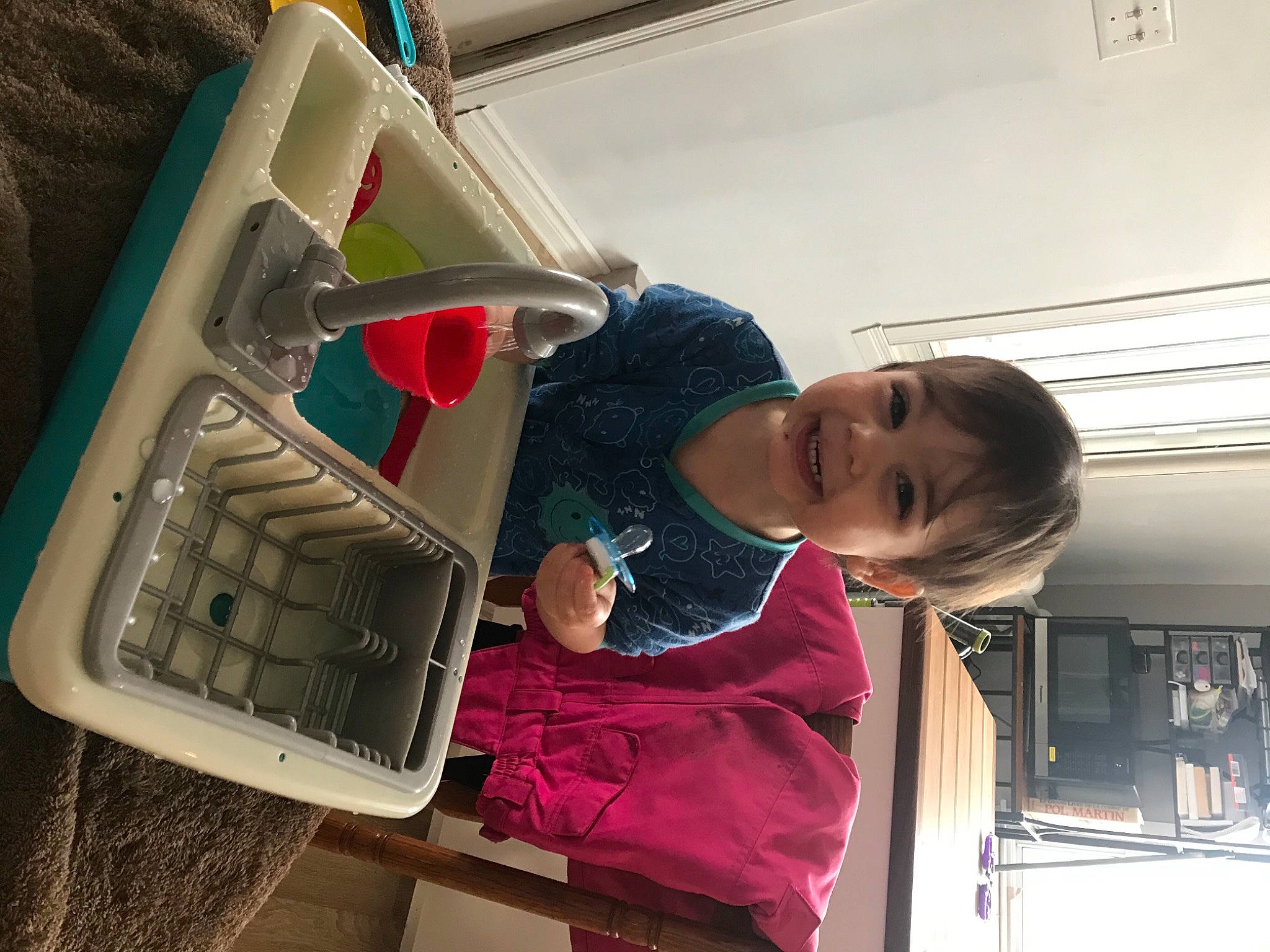 Izak participe au concours pour gagner de l'argent avec cette photo : joy, person, telephone, telephony