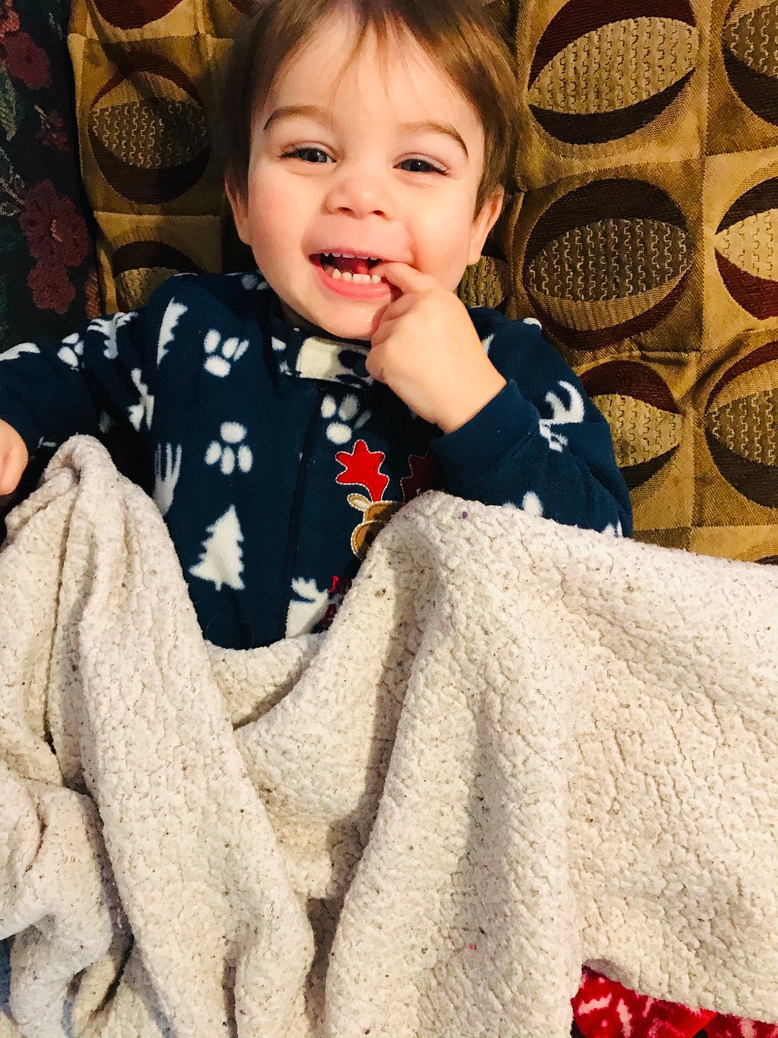 Izak a rejoint le concours — aidez-le/la à gagner de superbes lots ! baby, baby_laughing, baby_products, baby_toddler_clothing, basket, child, facial_expression, home_accessories, human, laugh, linens, long_sleeved_t_shirt, nightwear, nose, person, pleased, sleeve, textile, toddler, tongue