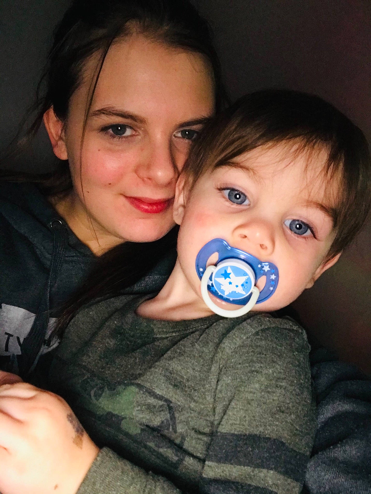 Izak a rejoint le concours — aidez-le/la à gagner de superbes lots ! arm, blue, cheek, clothing, eye, face, finger, fun, hair, hairstyle, head, human, human_body, joy, lighting, lip, people, person, product, sitting