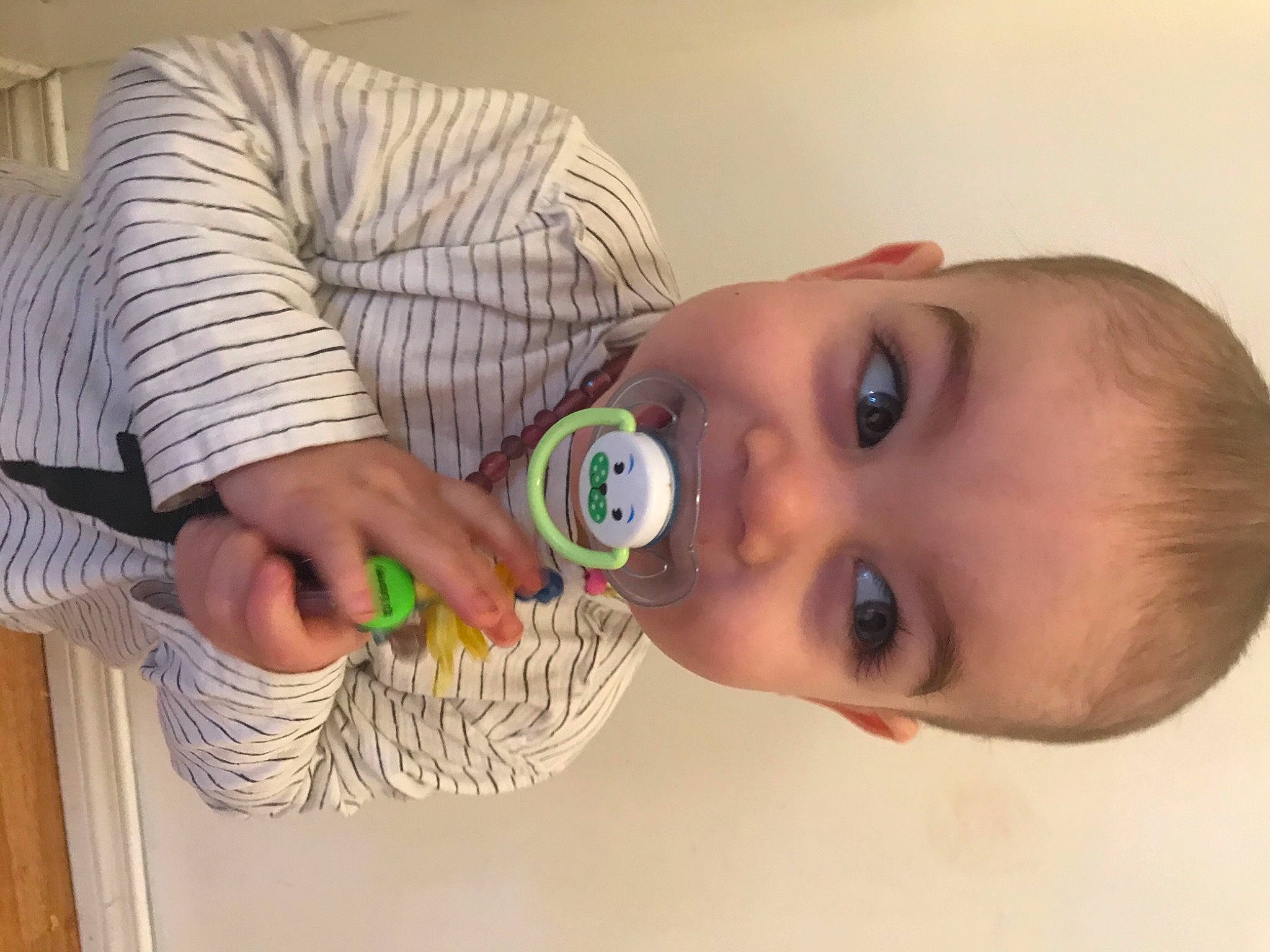 Izak a rejoint le concours — aidez-le/la à gagner de superbes lots ! arm, blue, cheek, clothing, eye, eyewear, face, finger, fun, glasses, green, hair, head, human, lip, people, person, product, room, vision_care