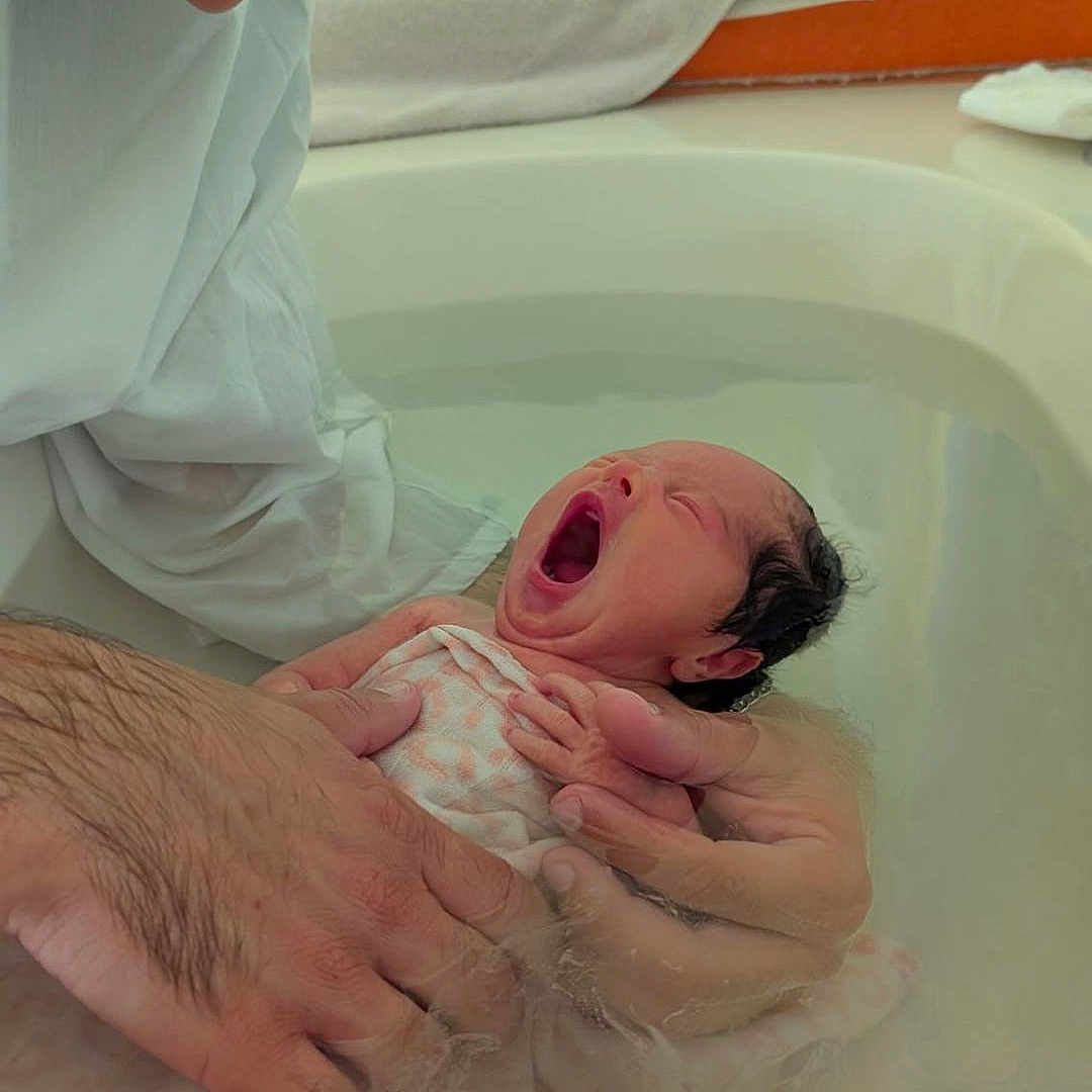 Audelia a rejoint le concours — aidez-le/la à gagner de superbes lots ! accessories, adult, architecture, baby, bathing, bathtub, building, childbirth, face, glasses, head, hospital, jewelry, male, man, newborn, person, photography, portrait, tub