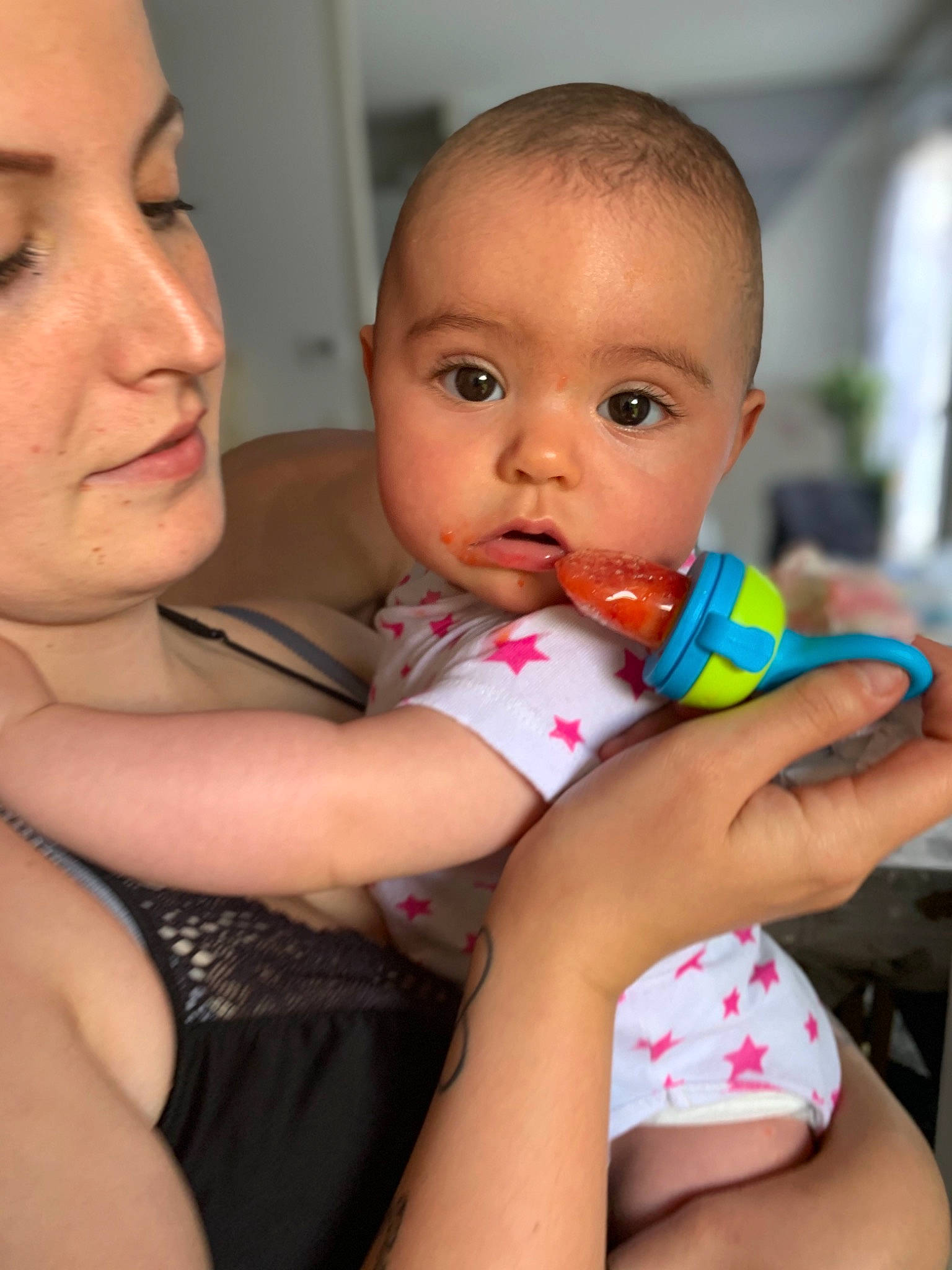 Esmeralda participe au concours pour gagner de l'argent avec cette photo : arm, baby, baby_toddler_clothing, cheek, chin, eye, eyelash, face, facial_expression, fun, gesture, hand, happy, iris, lip, mouth, nail, nose, person, skin