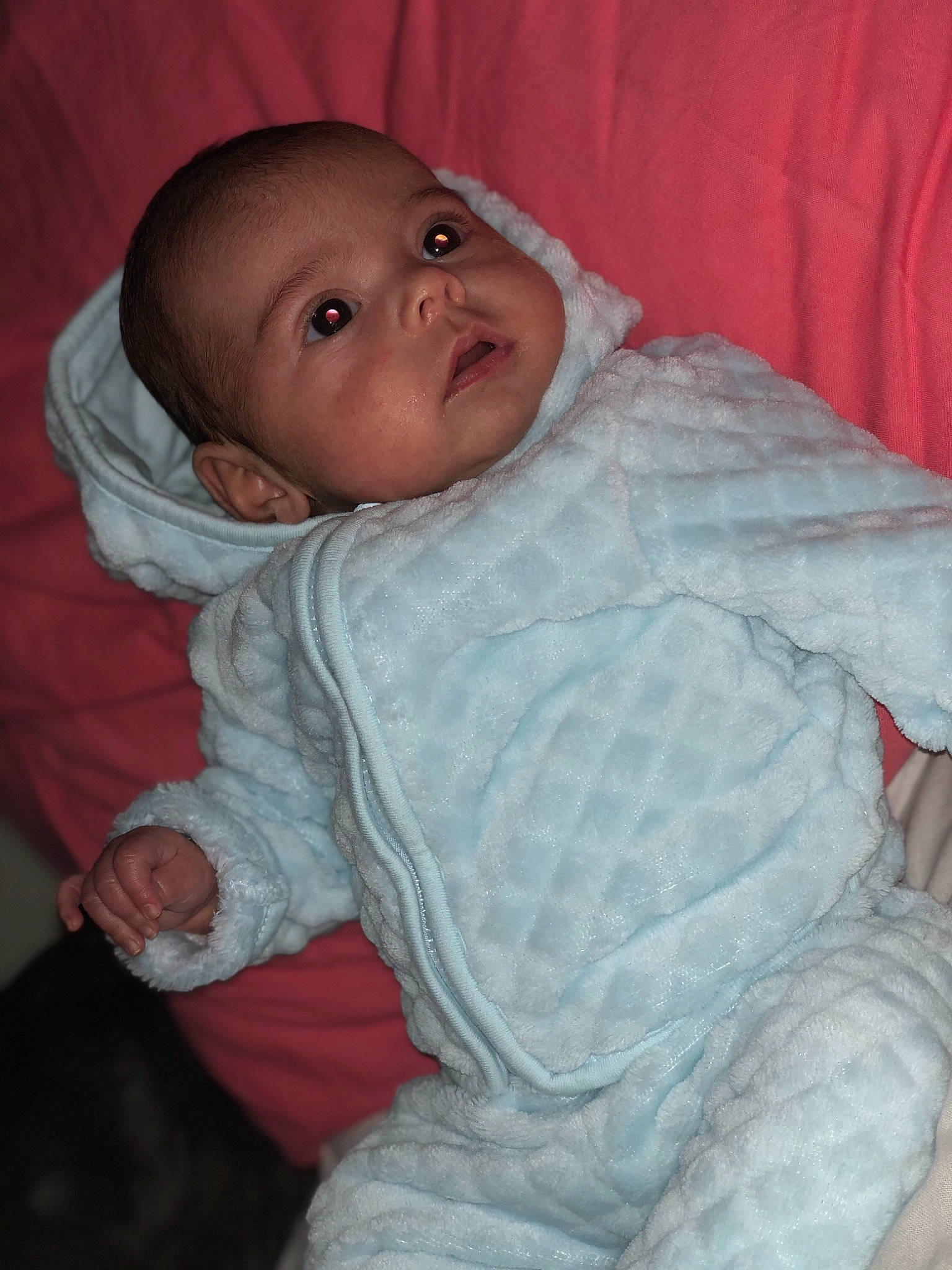 Esmeralda participe au concours pour gagner de l'argent avec cette photo : baby, baby_products, baby_toddler_clothing, cheek, child, comfort, eyebrow, flesh, hood, iris, linens, lip, organ, person, skin, toddler