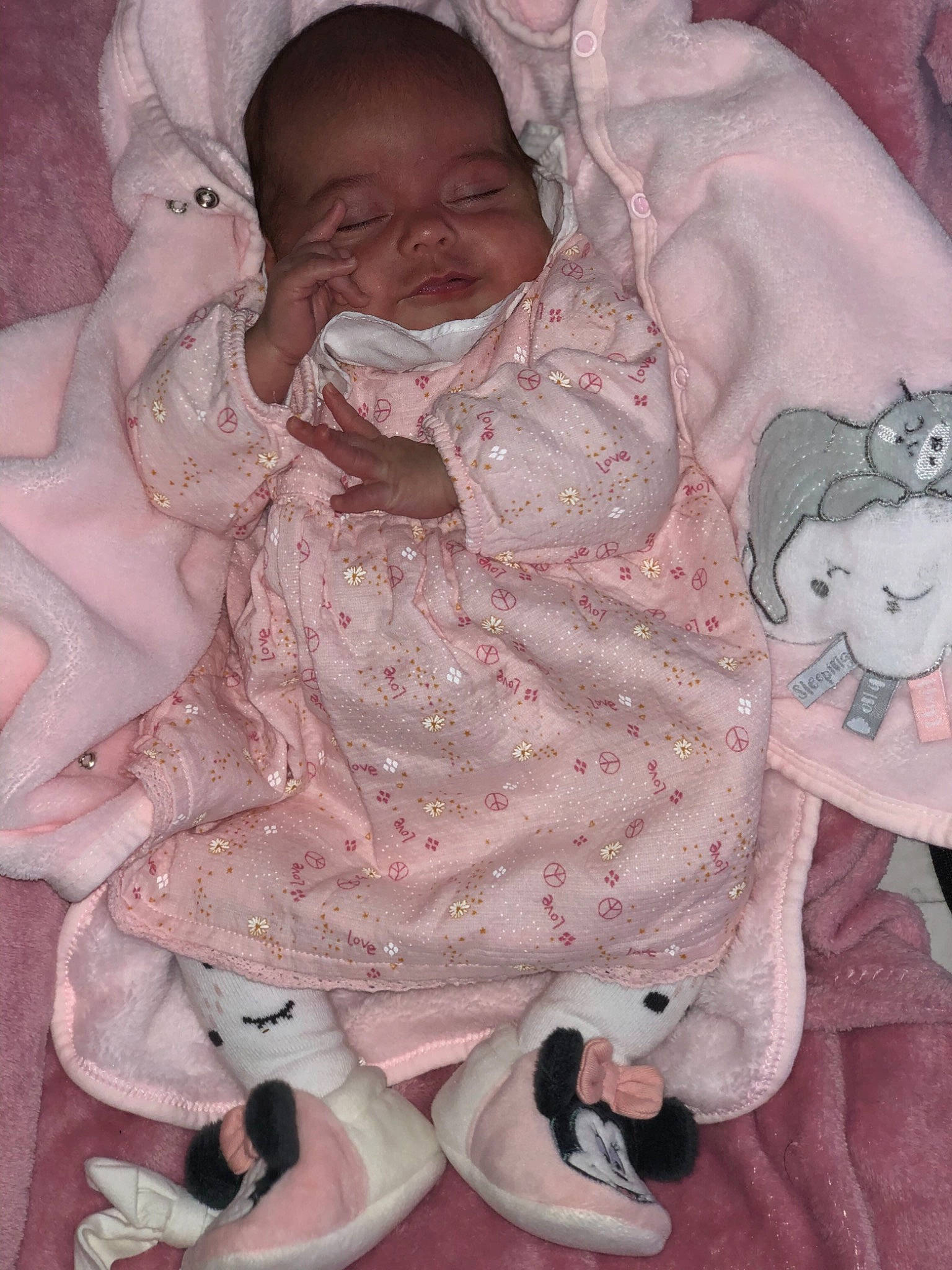 Esmeralda participe au concours pour gagner de l'argent avec cette photo : baby, baby_products, baby_toddler_clothing, cheek, child, comfort, linens, mouth, nose, person, pink, skin, sock, toddler