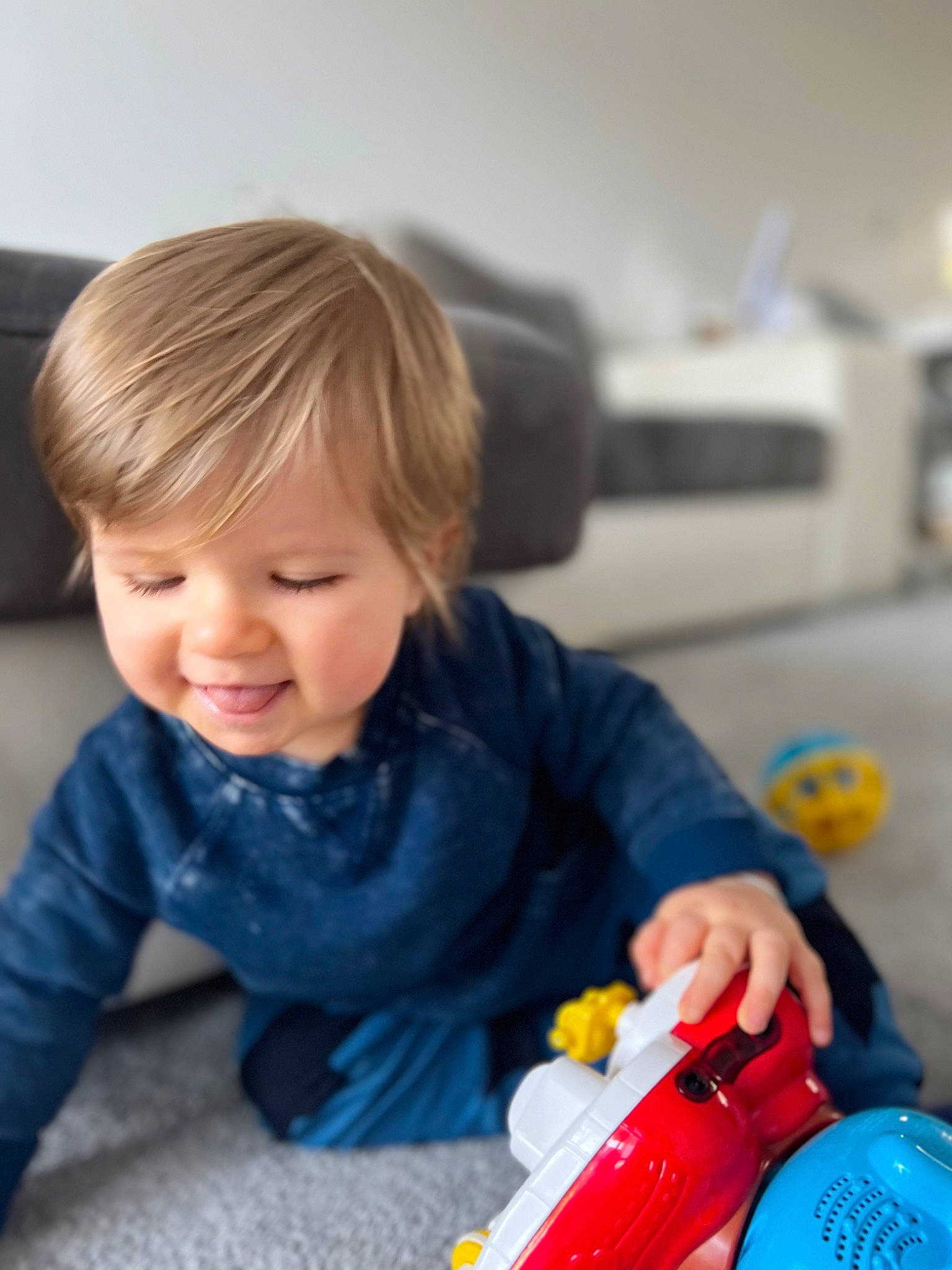 Xian participe au concours pour gagner de l'argent avec cette photo : baby, baby_playing_with_toys, baby_toddler_clothing, child, drink, flooring, fun, happy, leisure, person, plastic_bottle, play, recreation, room, sitting, sleeve, smile, t_shirt, toddler, water_bottle