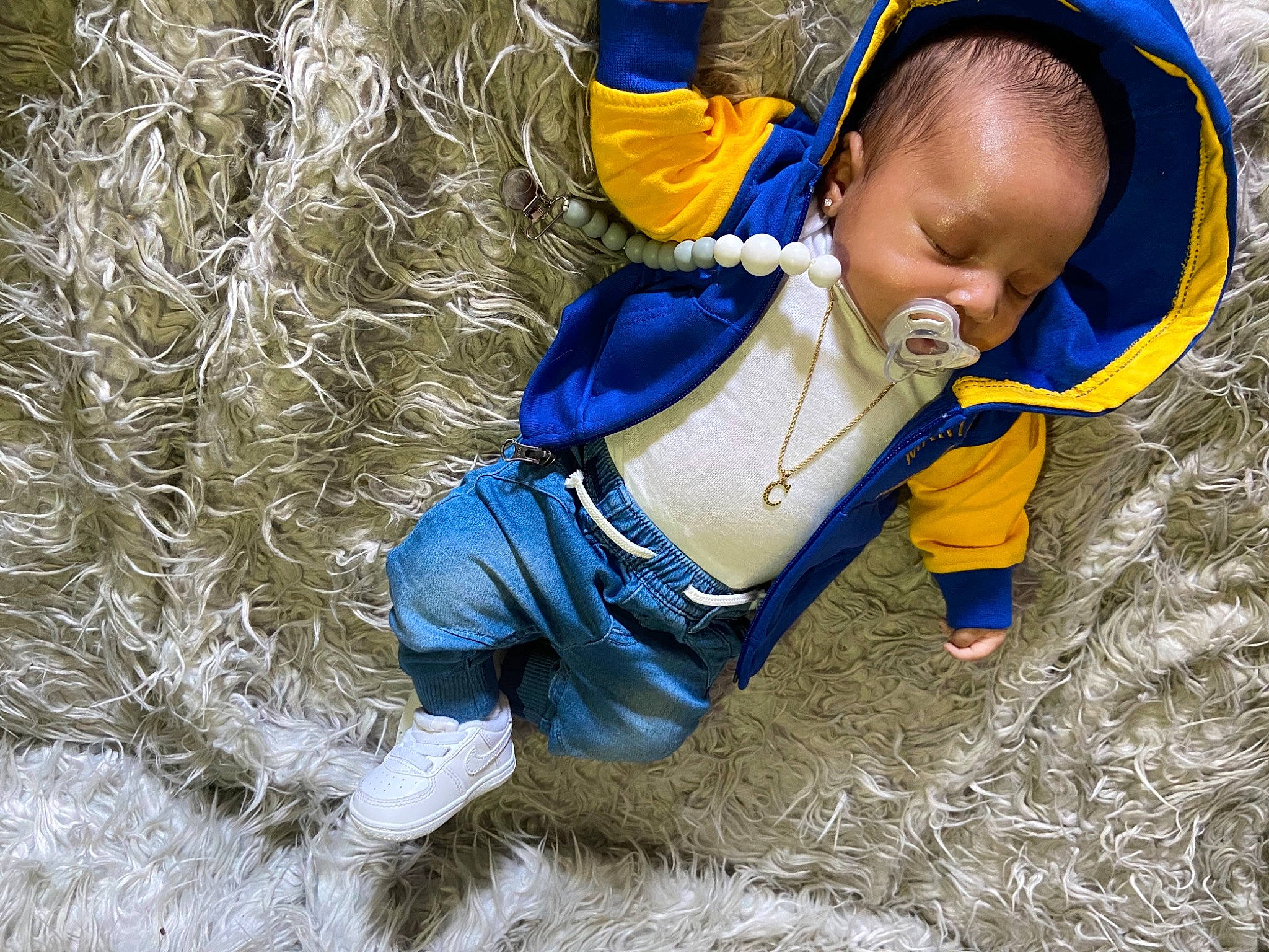 Cartiér is registered to the contest to win money with this photo: agriculture, baby, baby_toddler_clothing, child, electric_blue, fun, grass, hay, headgear, people_in_nature, person, personal_protective_equipment, play, sitting, soil, straw, toddler, vertebrate